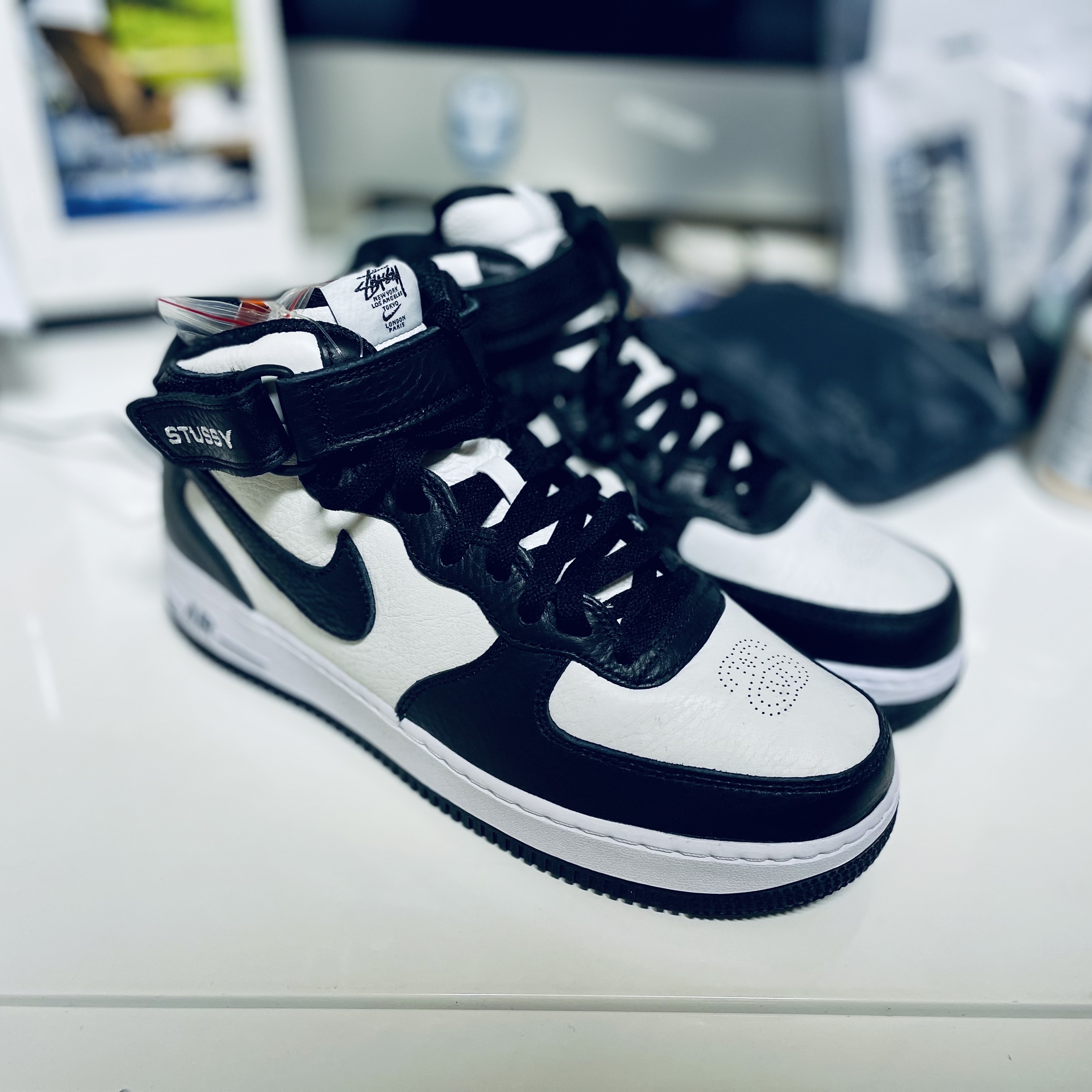 Nike x Stussy Air Force 1 '07 Mid SP Black and Light Bone 착용 스타일