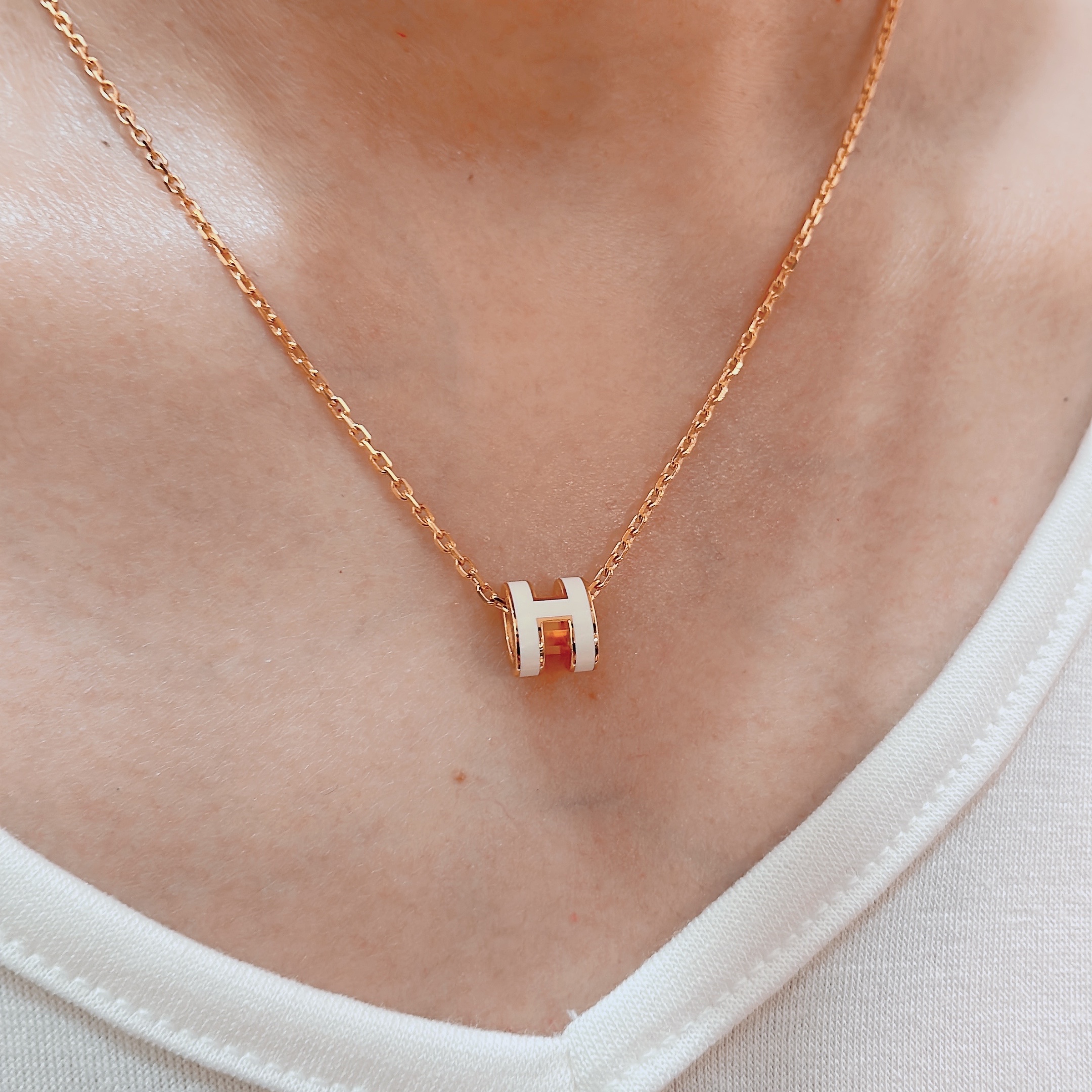 (W) Hermes Mini Pop H Pendant Gold & Blanc 착용 스타일