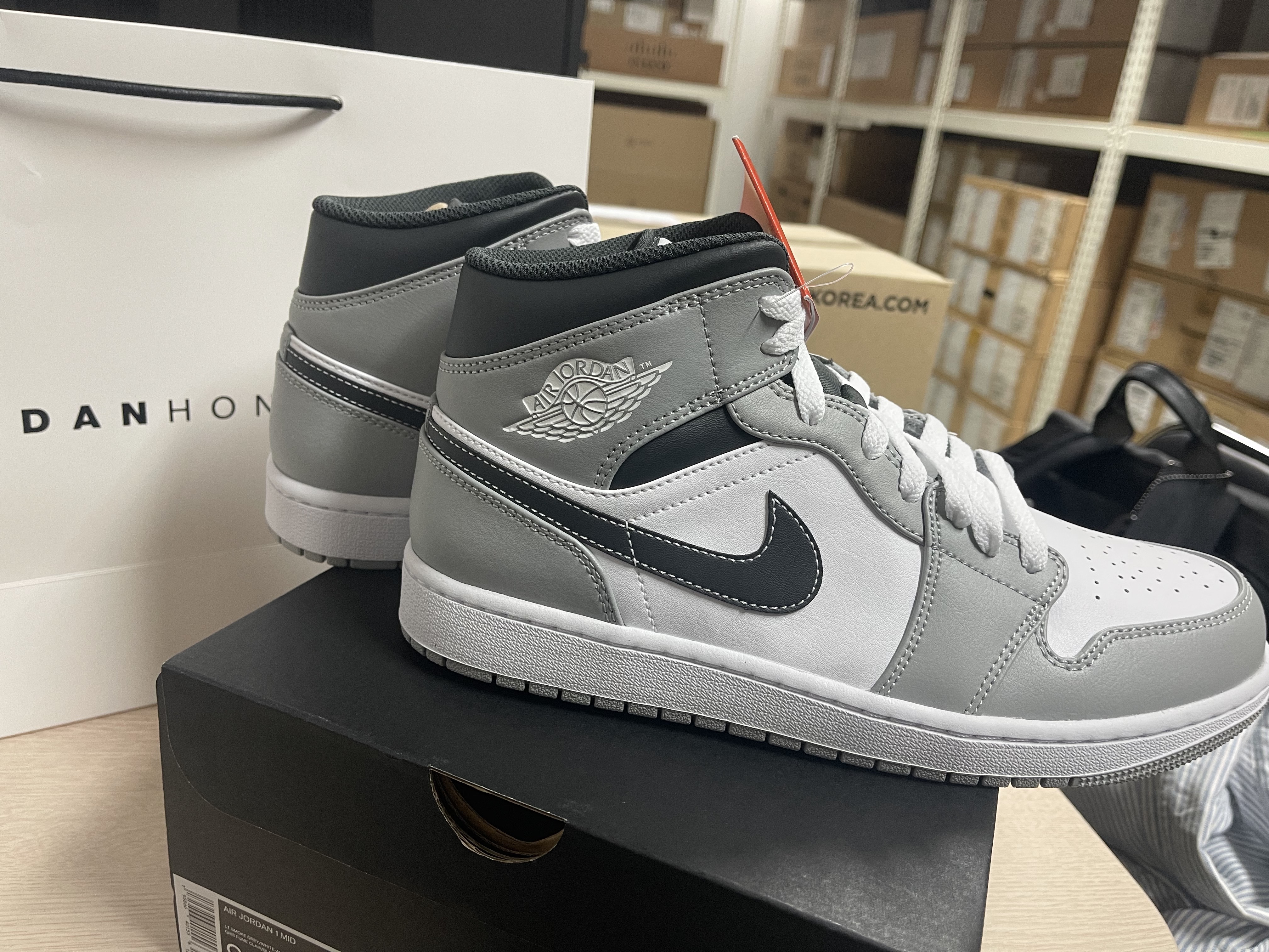 Jordan 1 Mid Light Smoke Grey Anthracite 착용 스타일 - 2