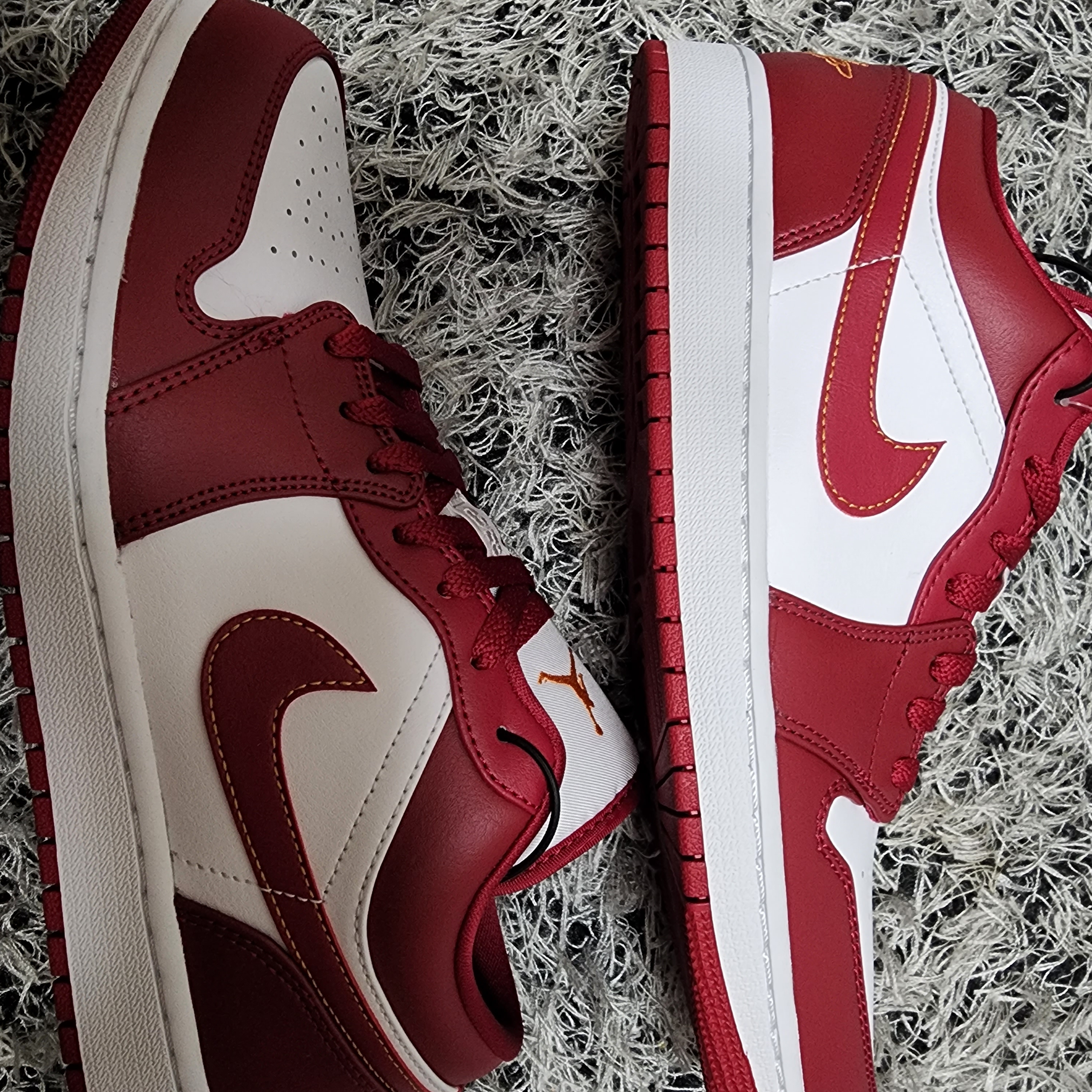 Jordan 1 Low Cardinal Red 착용 스타일 - 4