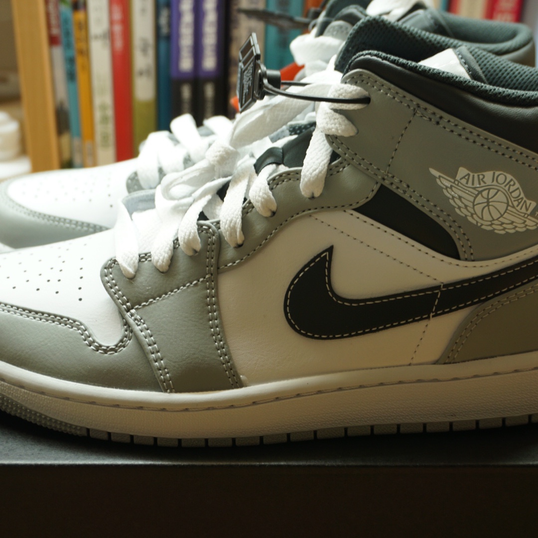 Jordan 1 Mid Light Smoke Grey Anthracite 착용 스타일 - 3