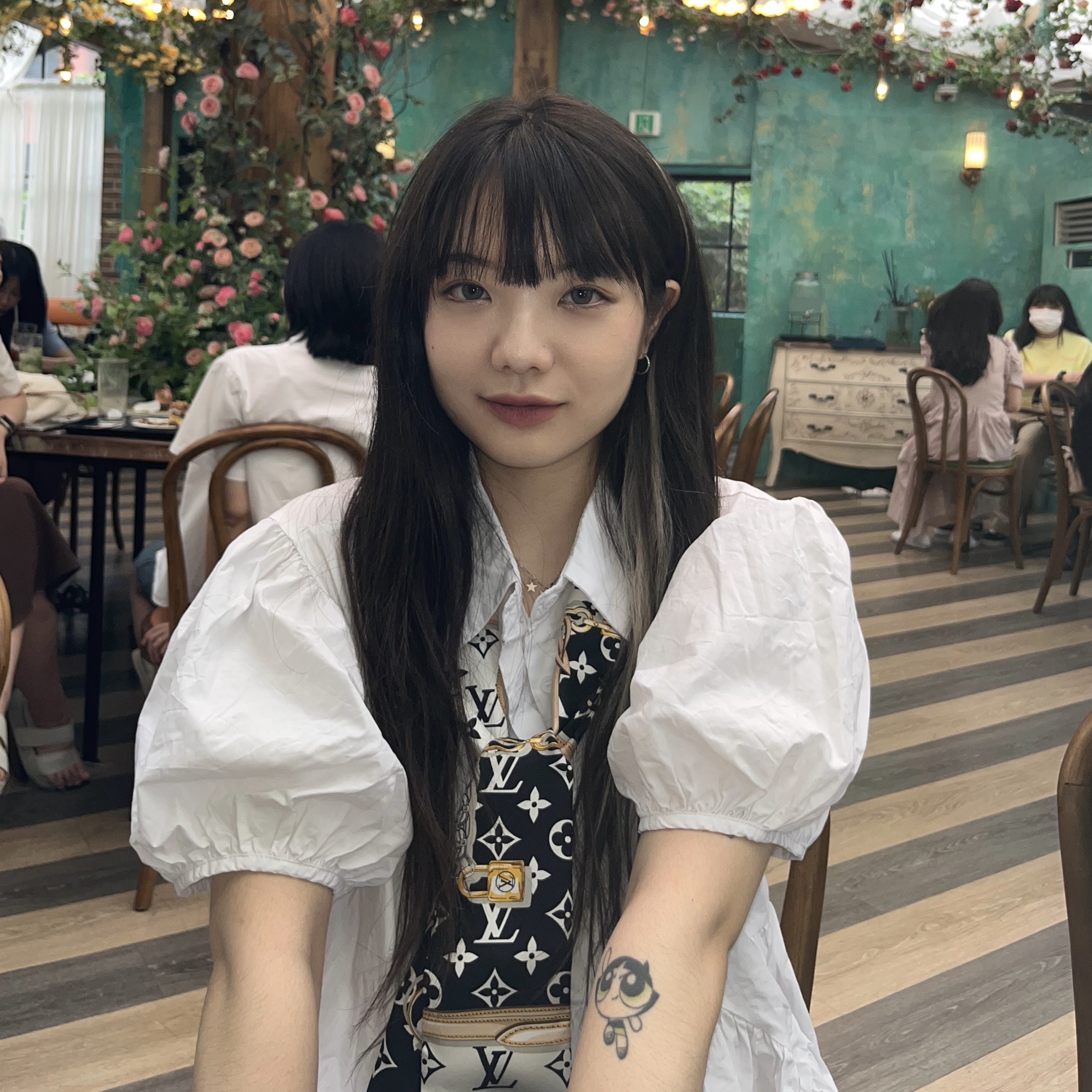 (W) Louis Vuitton Monogram Confidential Bandeau Black 착용 스타일 - 1