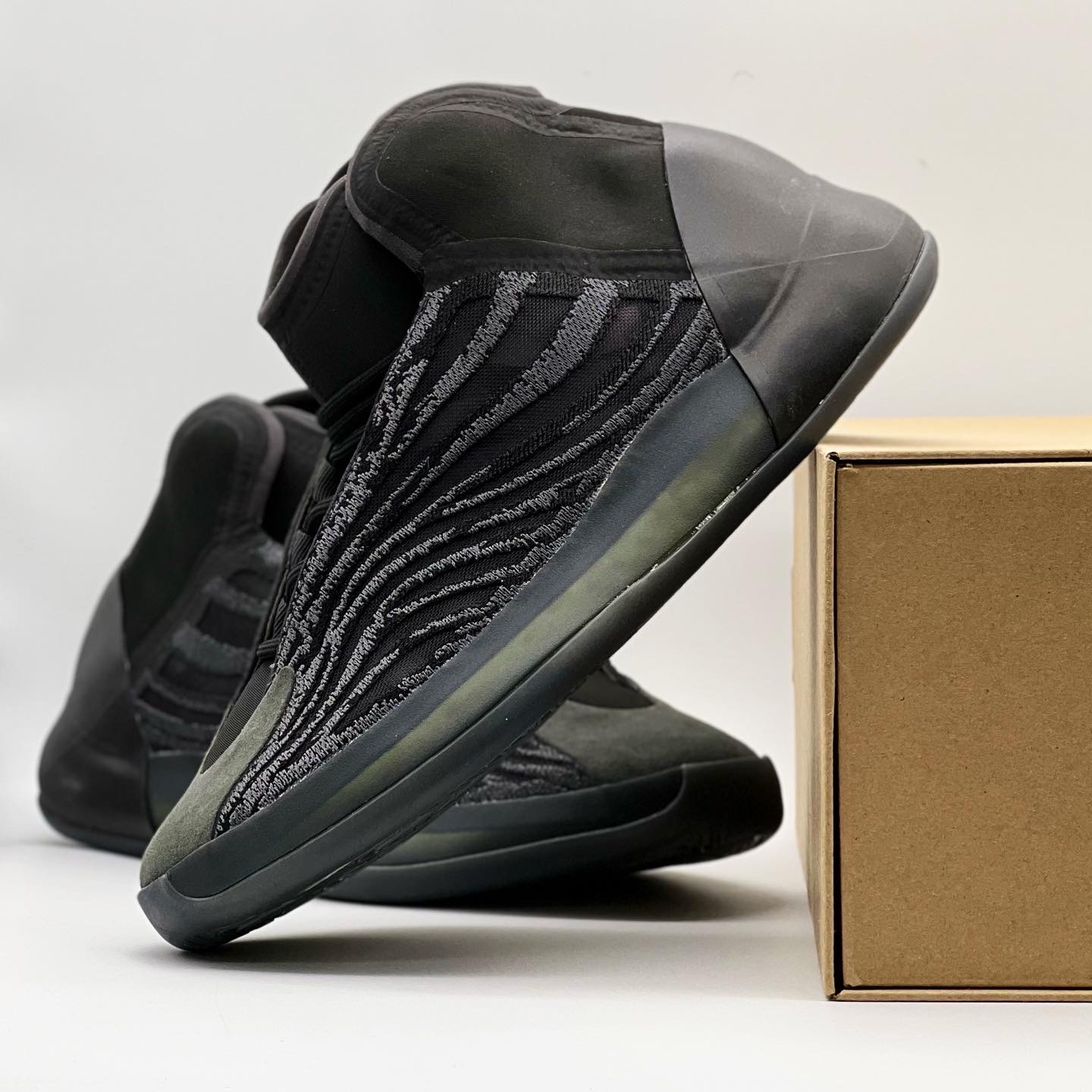 Adidas Yeezy QNTM Onyx 착용 스타일 - 4
