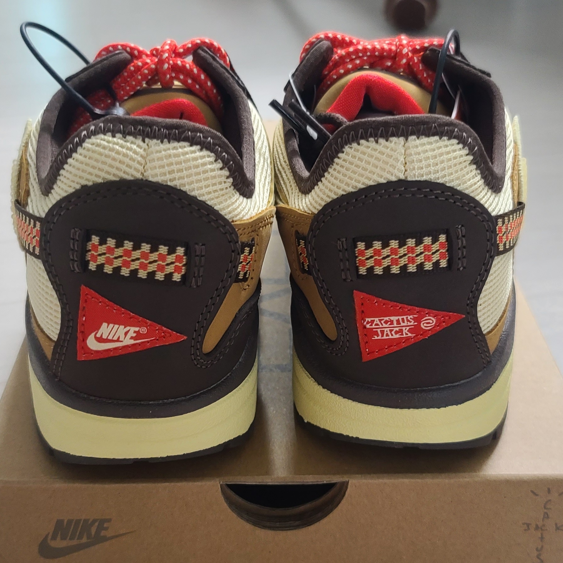 Nike x Travis Scott Air Max 1 Cact.us Brown 착용 스타일 - 3