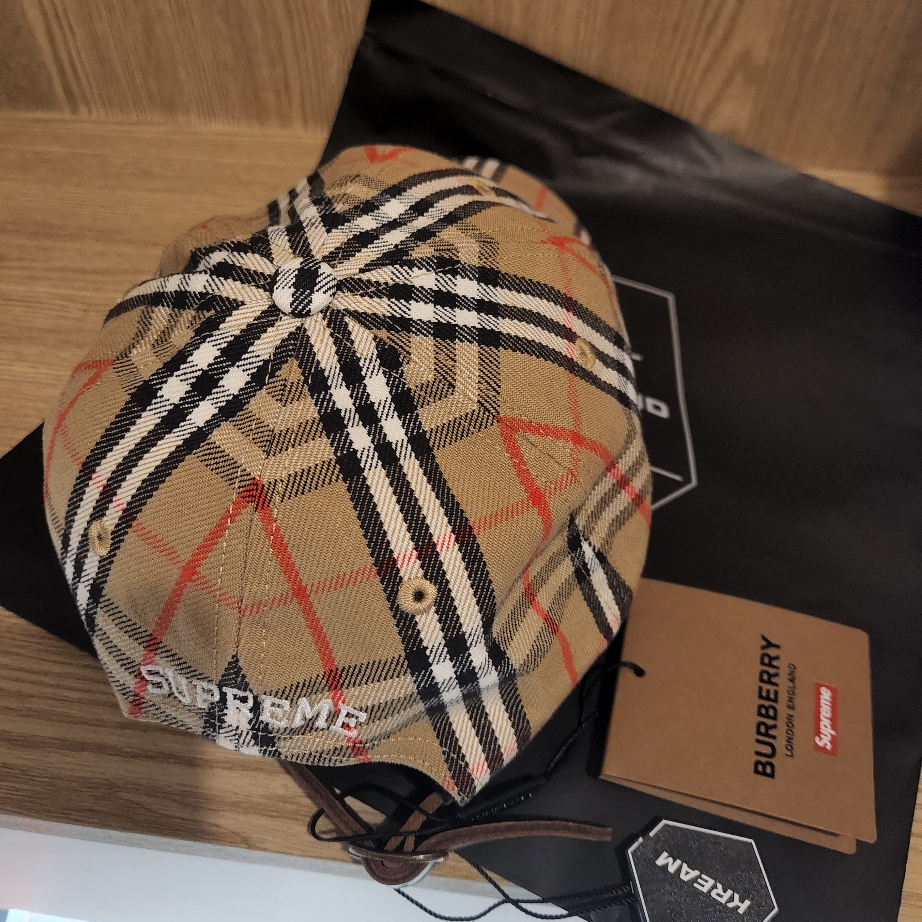 Supreme x Burberry Denim 6-Panel Beige - 22SS, Palace Tri-Sticker Pack T-Shirt Black - 21FW 착용 스타일 - 2
