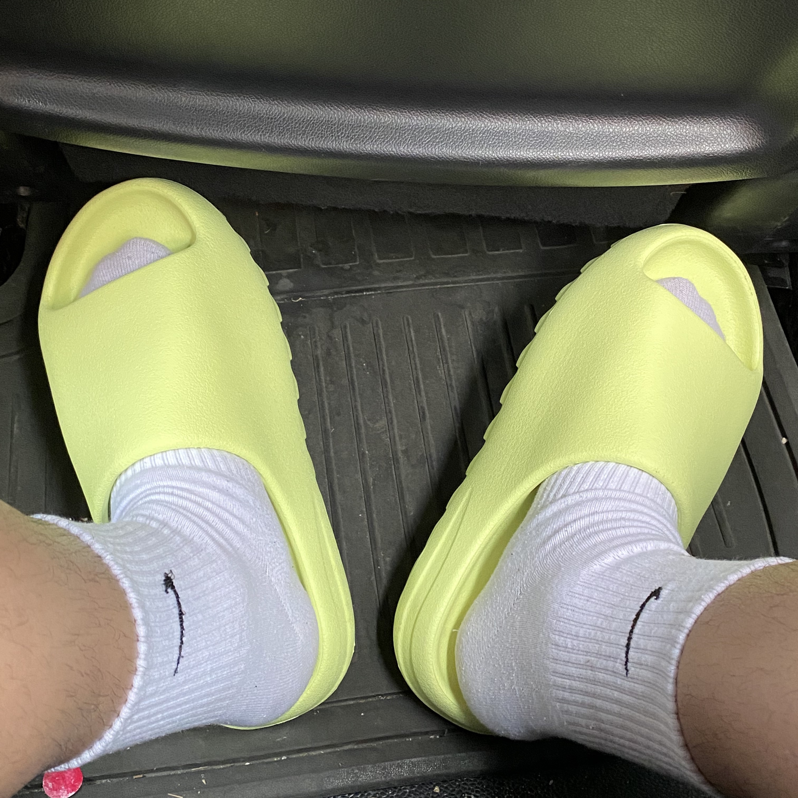 Adidas Yeezy Slide Glow Green 2022/2023 착용 스타일