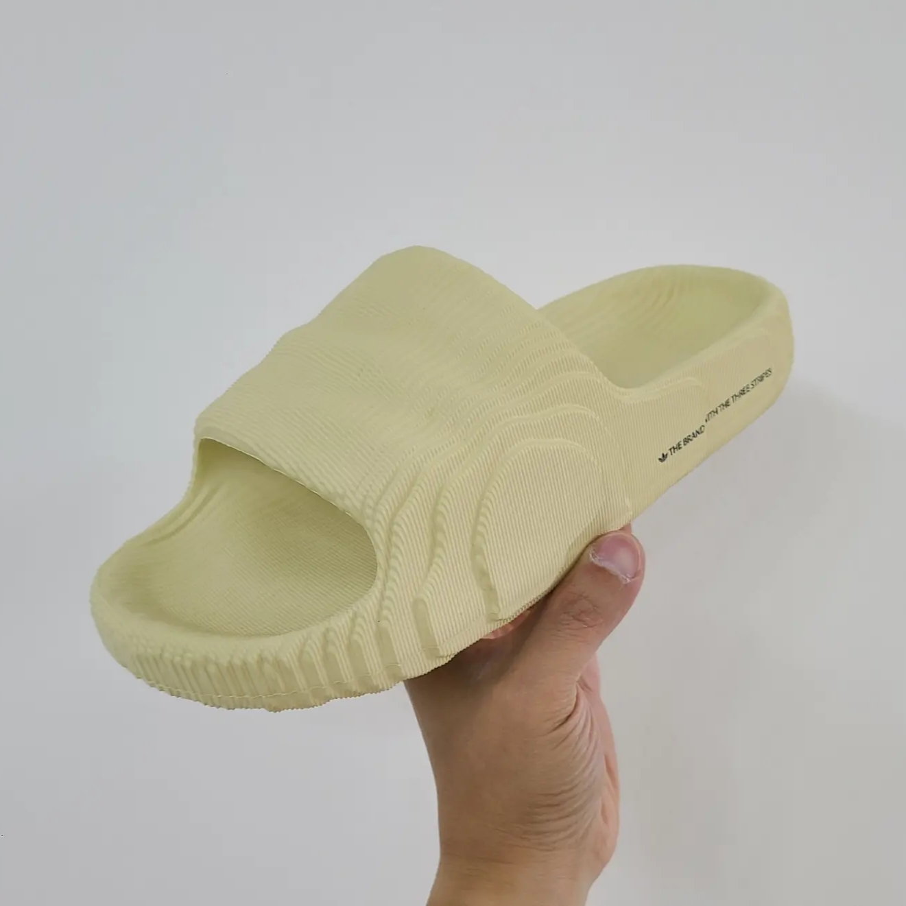 Adidas Yeezy Slide Pure - Re-Release Ver., Adidas Adilette 22 Desert Sand 착용 스타일 - 1