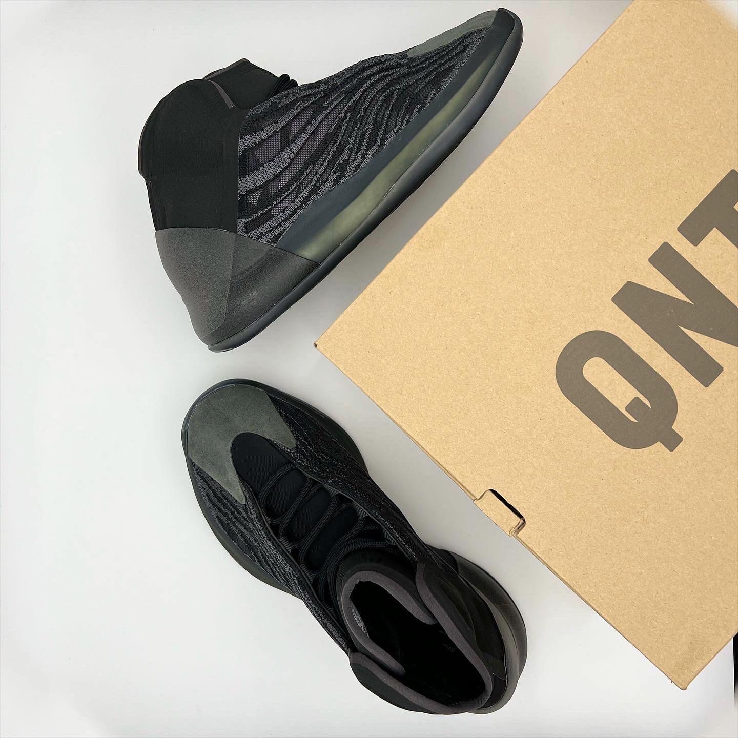 Adidas Yeezy QNTM Onyx 착용 스타일 - 5