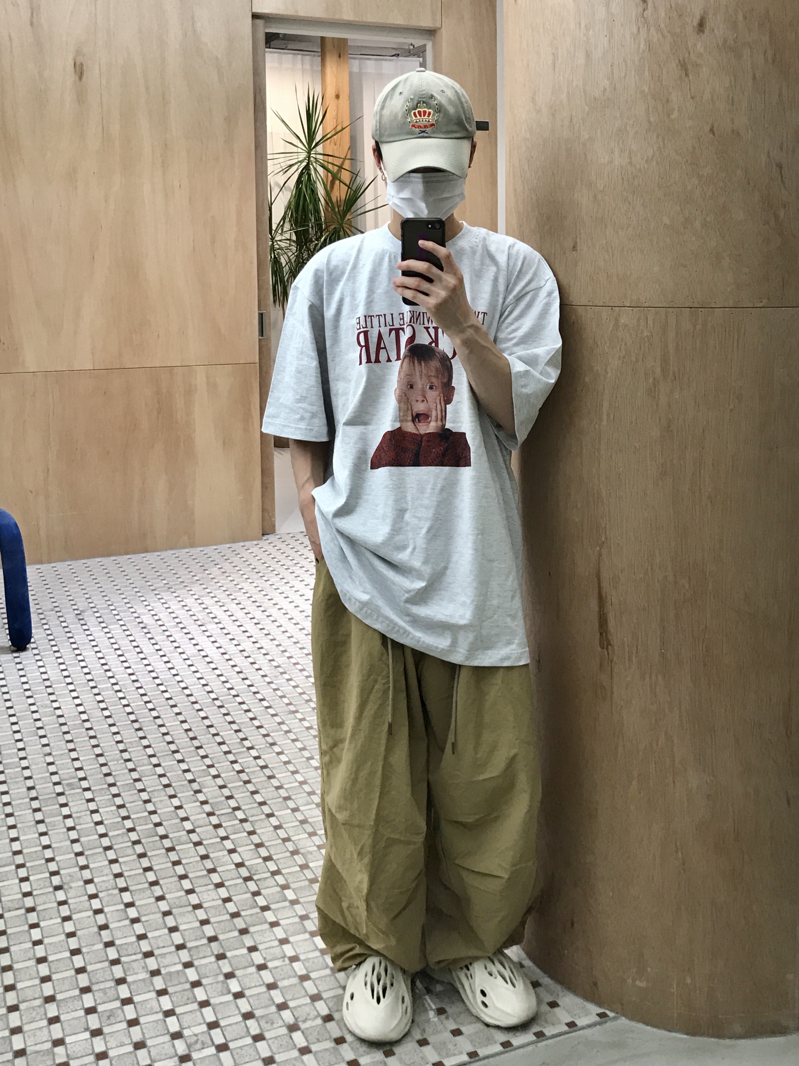 Adidas Yeezy Foam RNNR Sand 착용 스타일