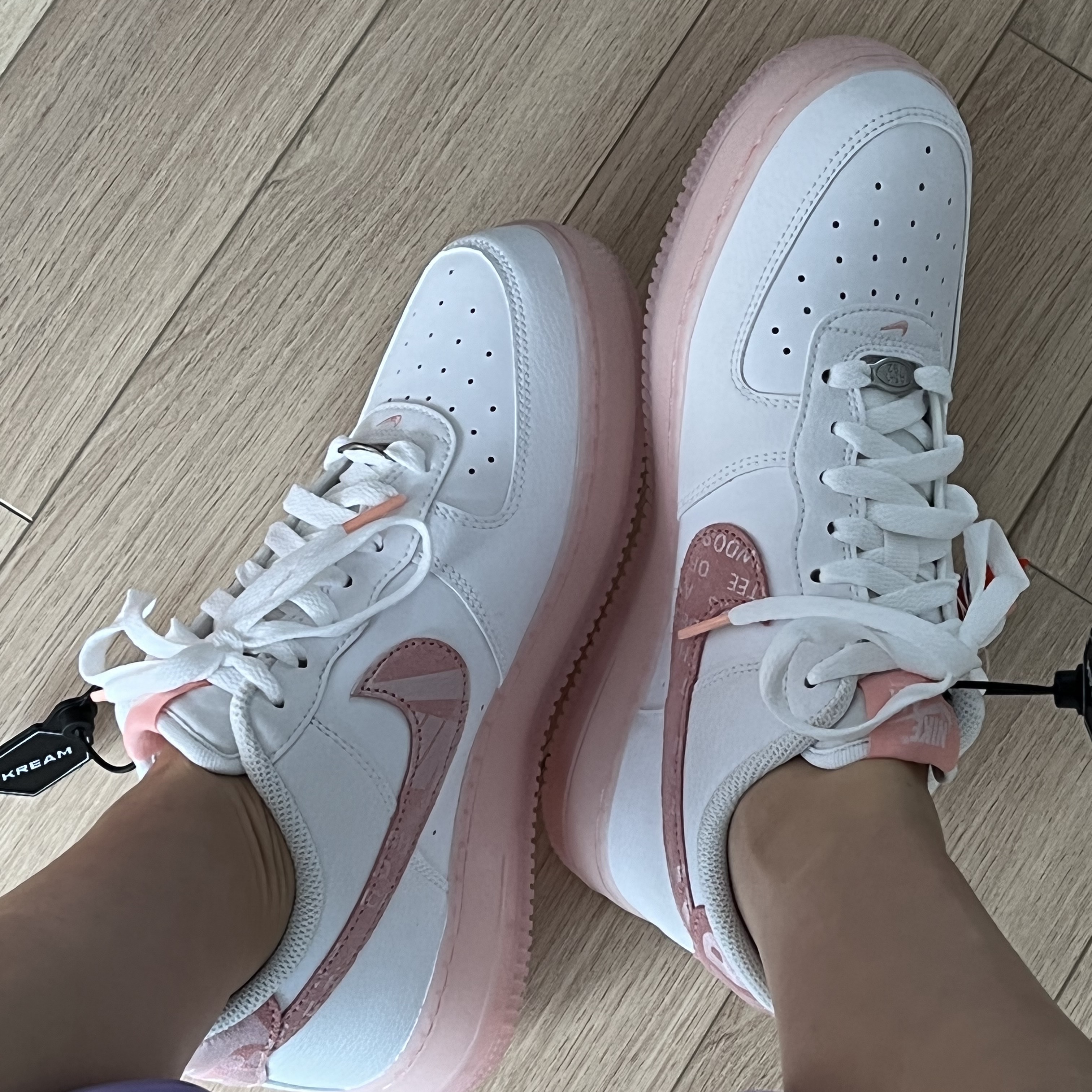 (W) Nike Air Force 1 '07 LV8 Copy and Paste 착용 스타일