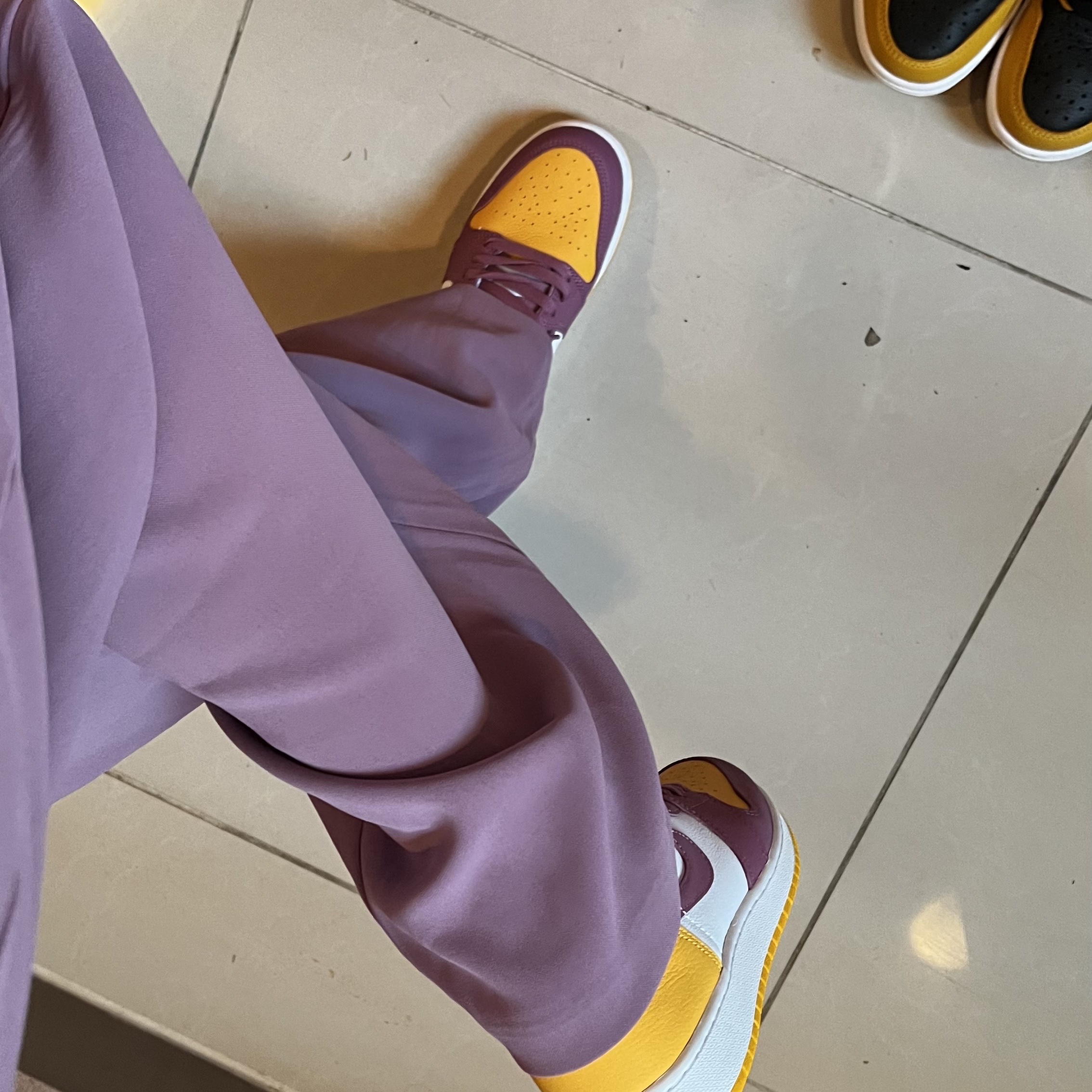 Jordan 1 Retro High OG University Gold Light Bordeaux 착용 스타일