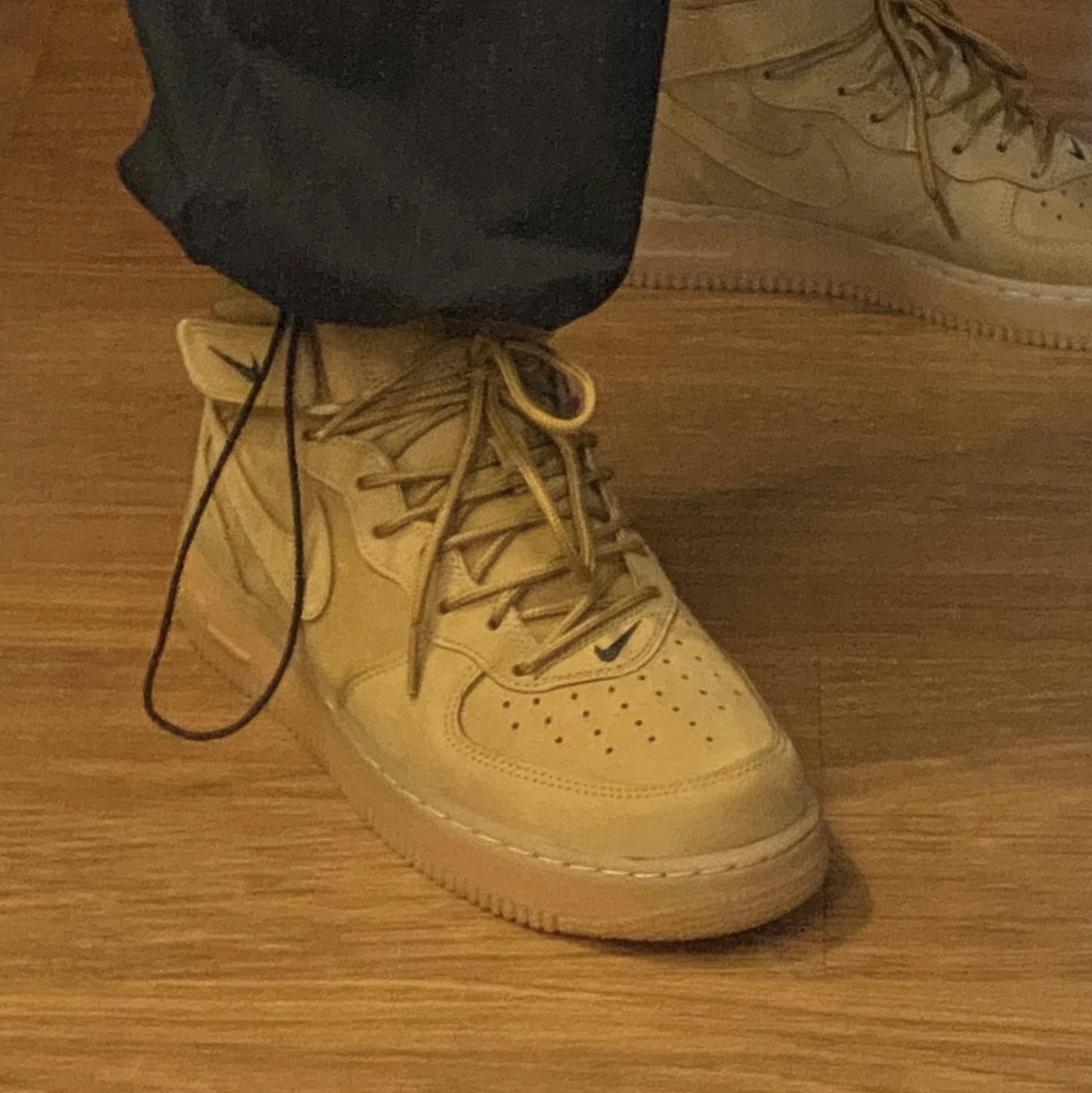 Nike Air Force 1 Mid Flax and Outdoor Green 착용 스타일 - 3