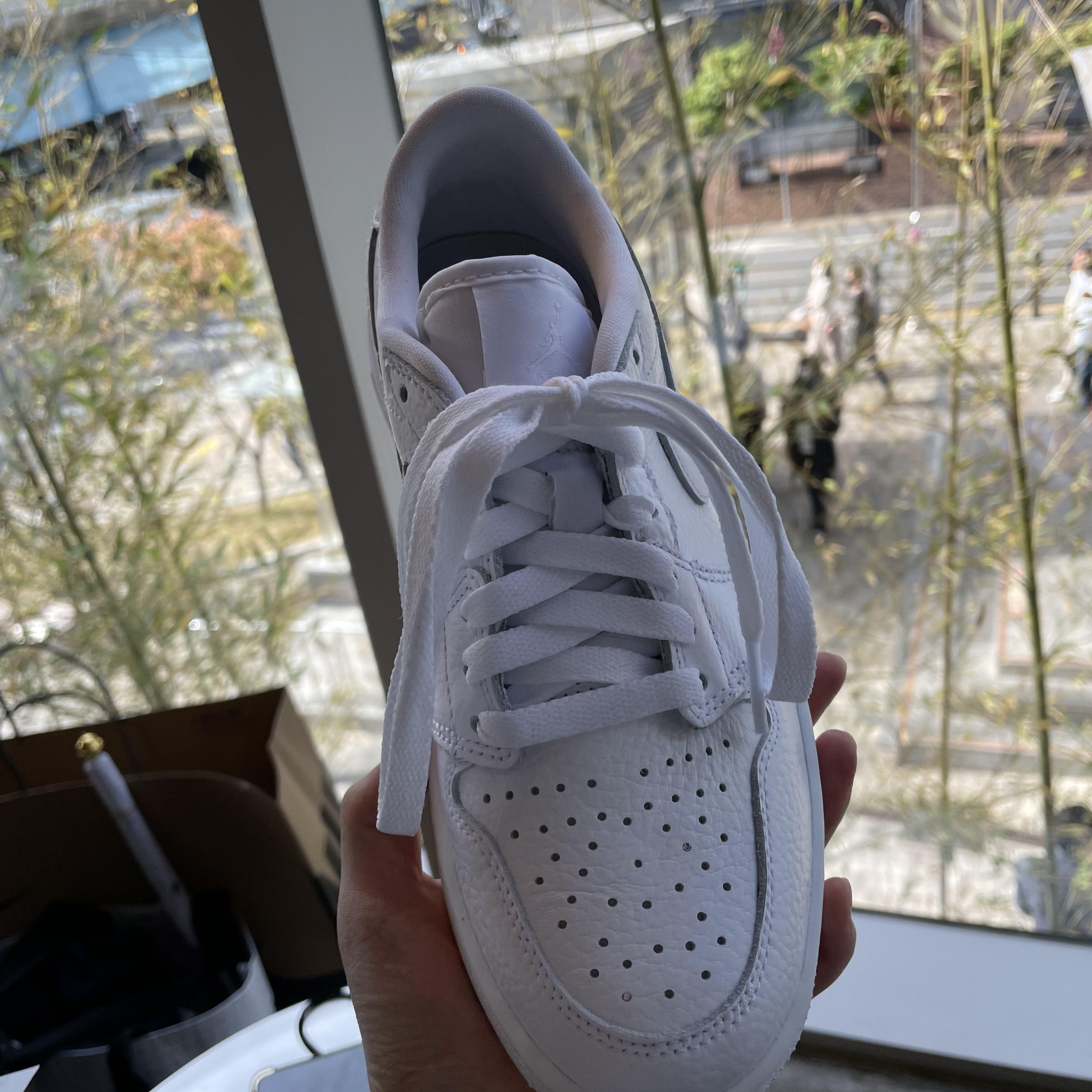 Jordan 1 Low Golf Triple White 착용 스타일 - 1