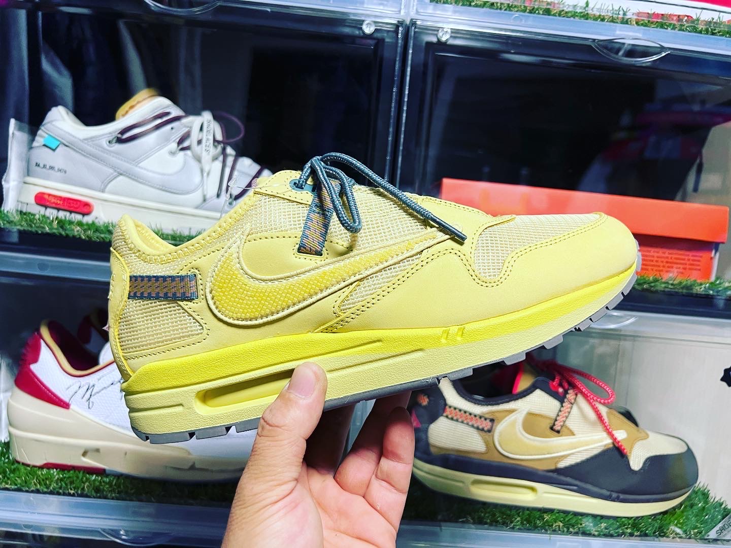 Nike x Travis Scott Air Max 1 Cact.us Gold 착용 스타일 - 1