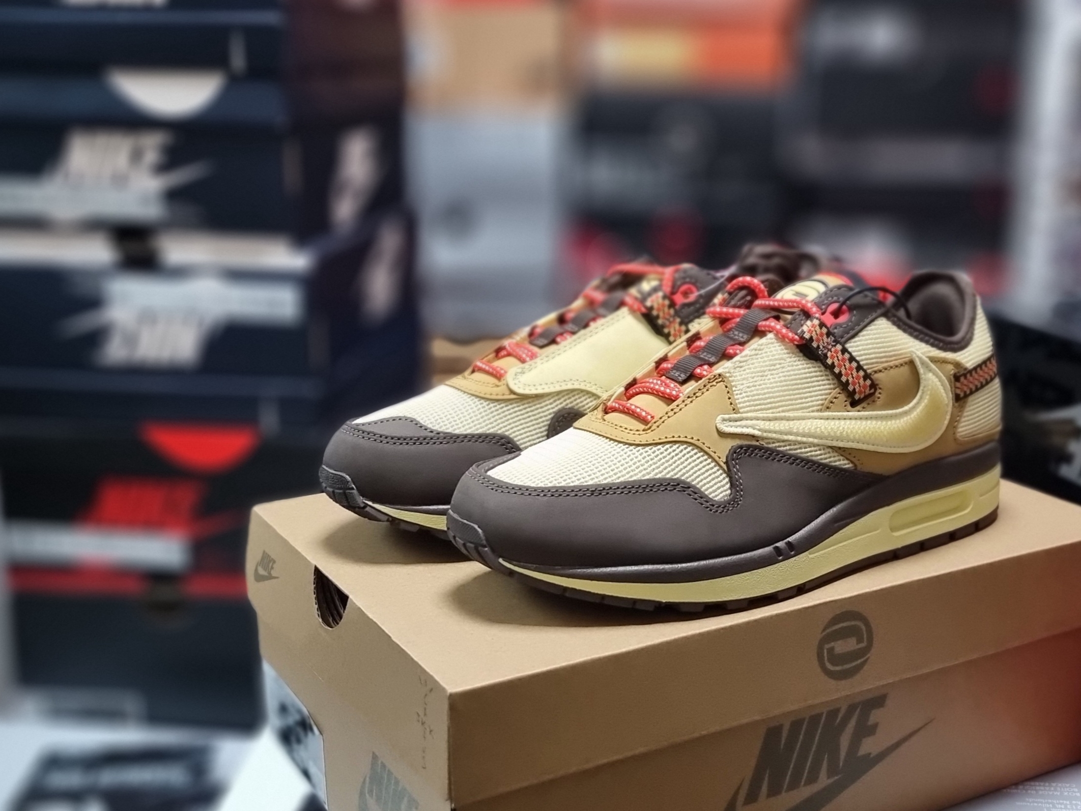 Nike x Travis Scott Air Max 1 Cact.us Brown 착용 스타일