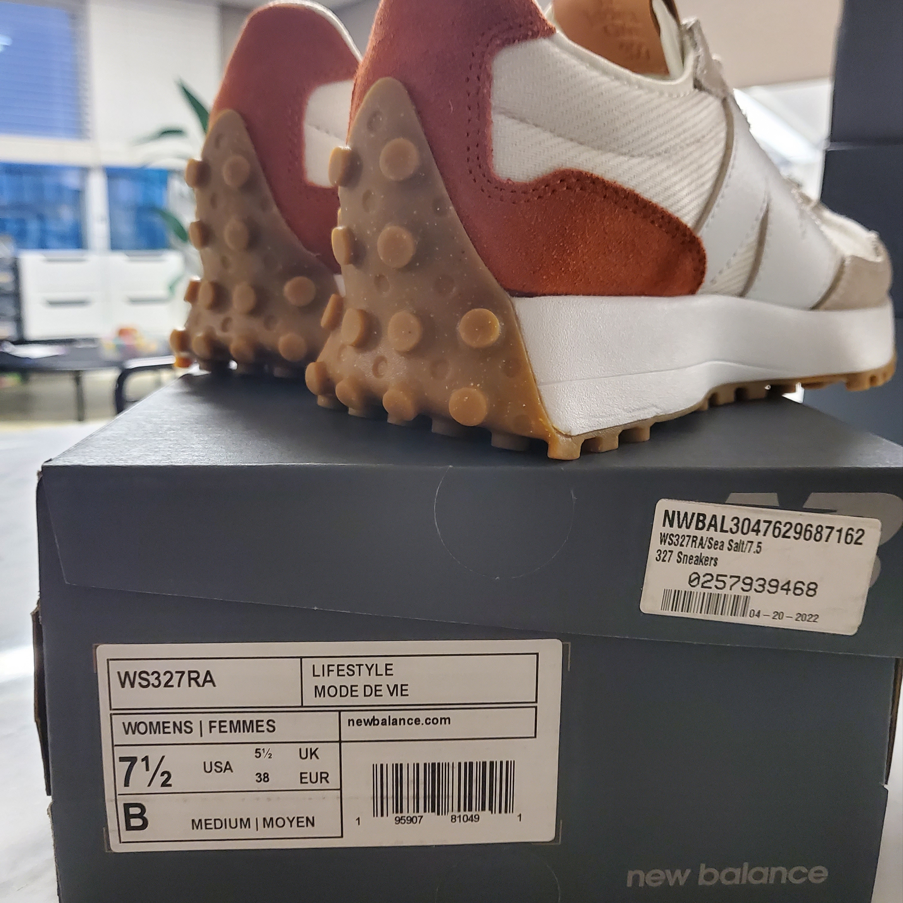 (W) New Balance 327 Beige Brown 착용 스타일 - 3