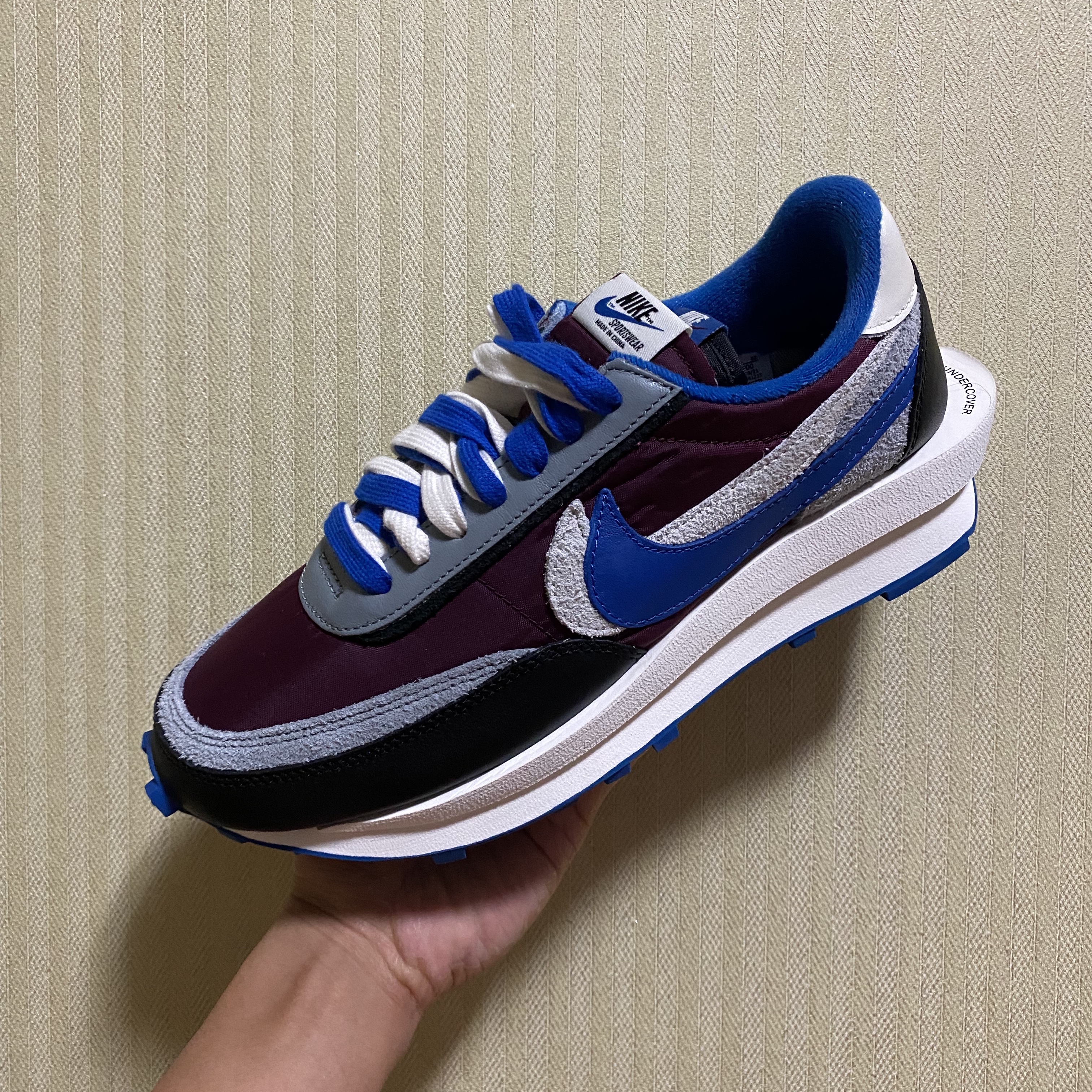 Nike x Sacai x Undercover LDWaffle Night Maroon Team Royal 착용 스타일 - 2