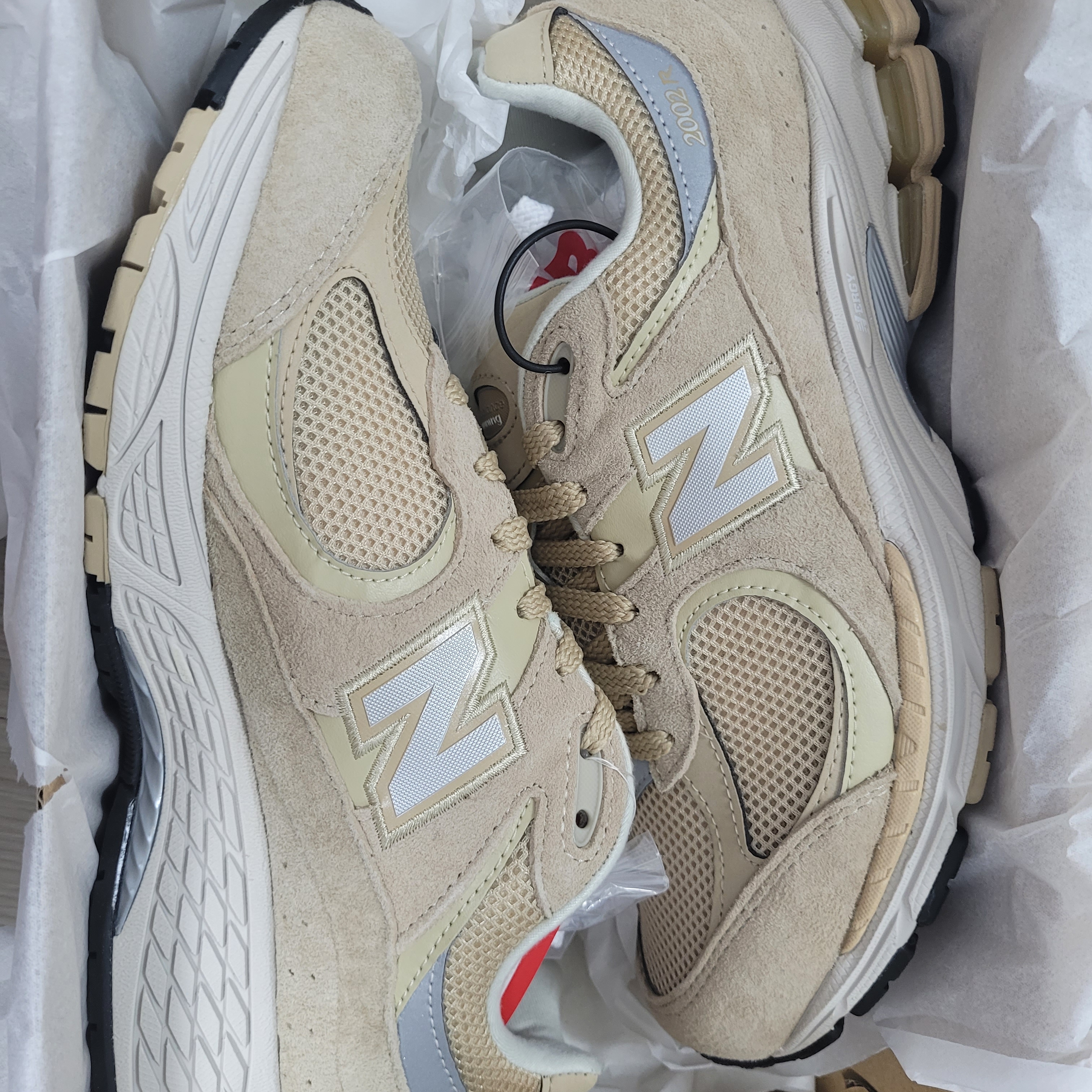 New Balance 2002R T2 Beige 착용 스타일