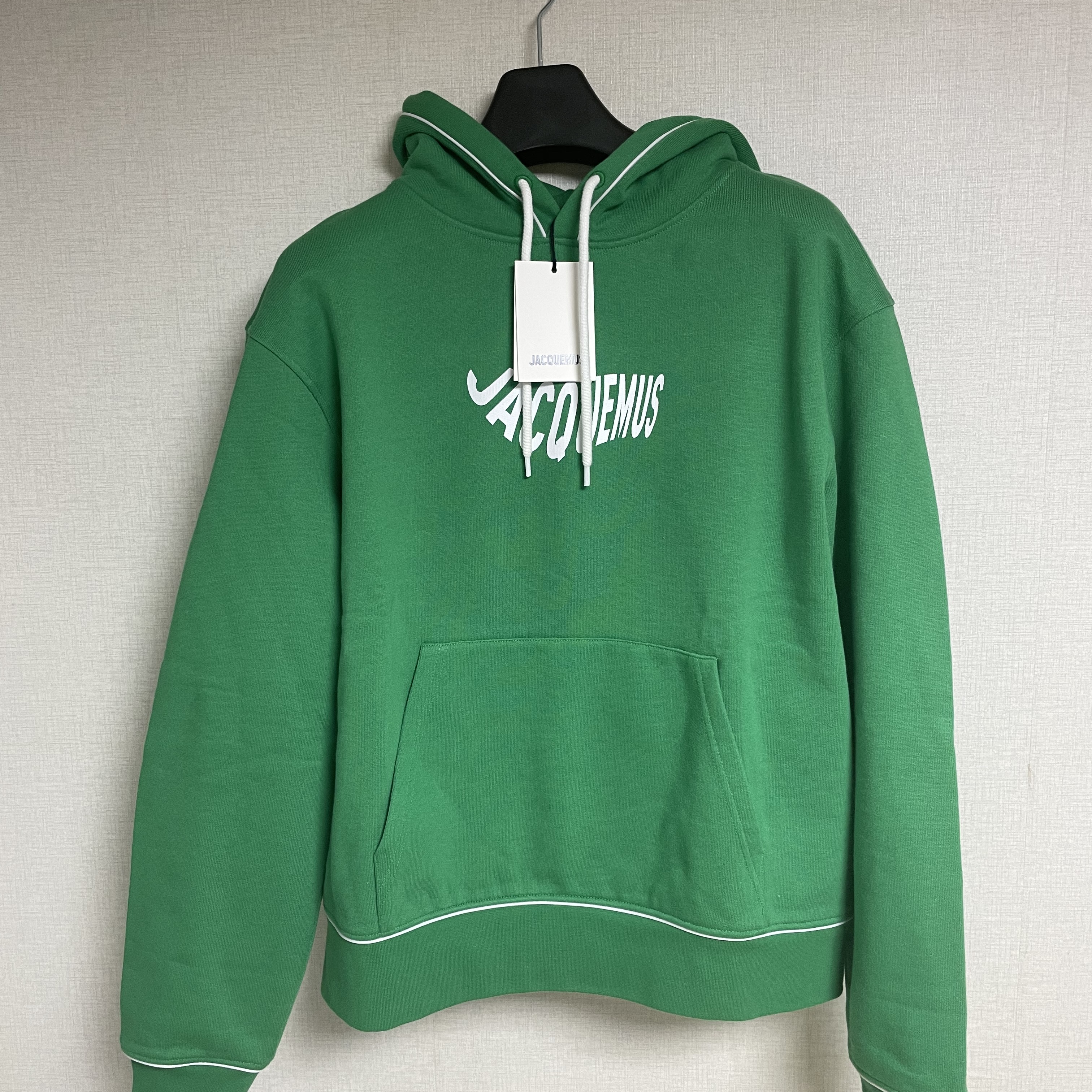 Jacquemus Le Sweatshirt Vague Wave Logo Hoodie Wave Green 착용 스타일