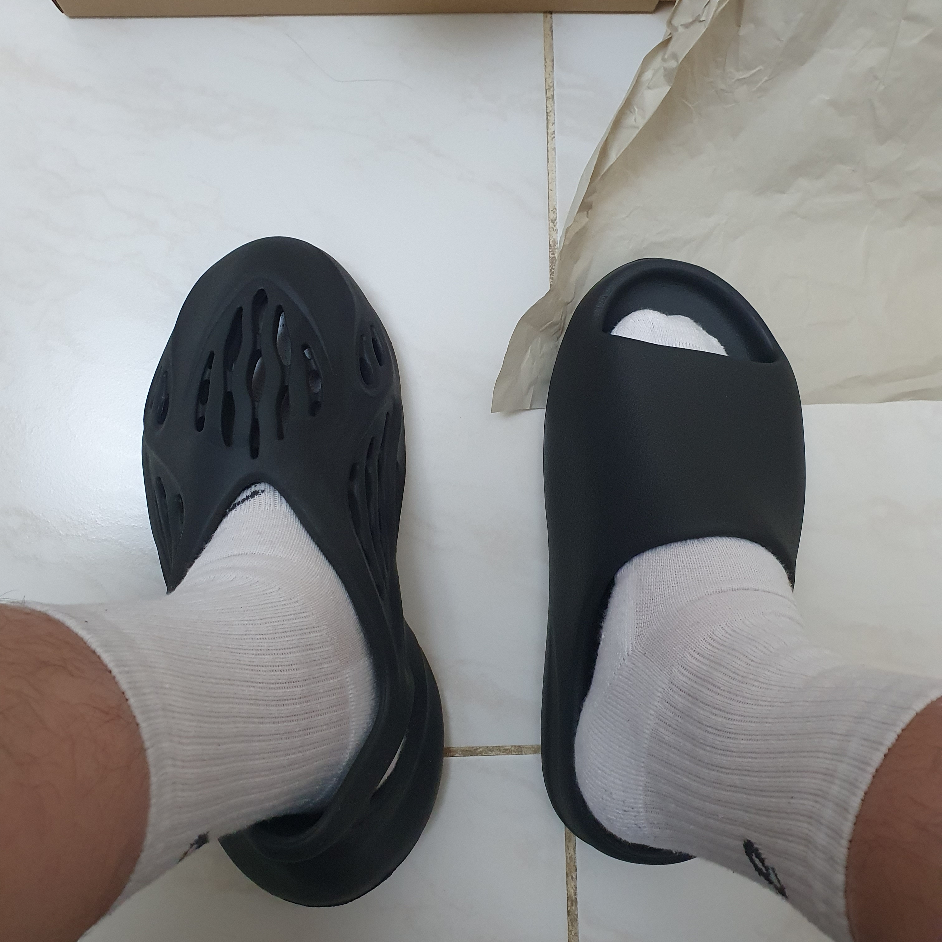 Adidas Yeezy Foam RNNR Onyx, Adidas Yeezy Slide Onyx 착용 스타일 - 5