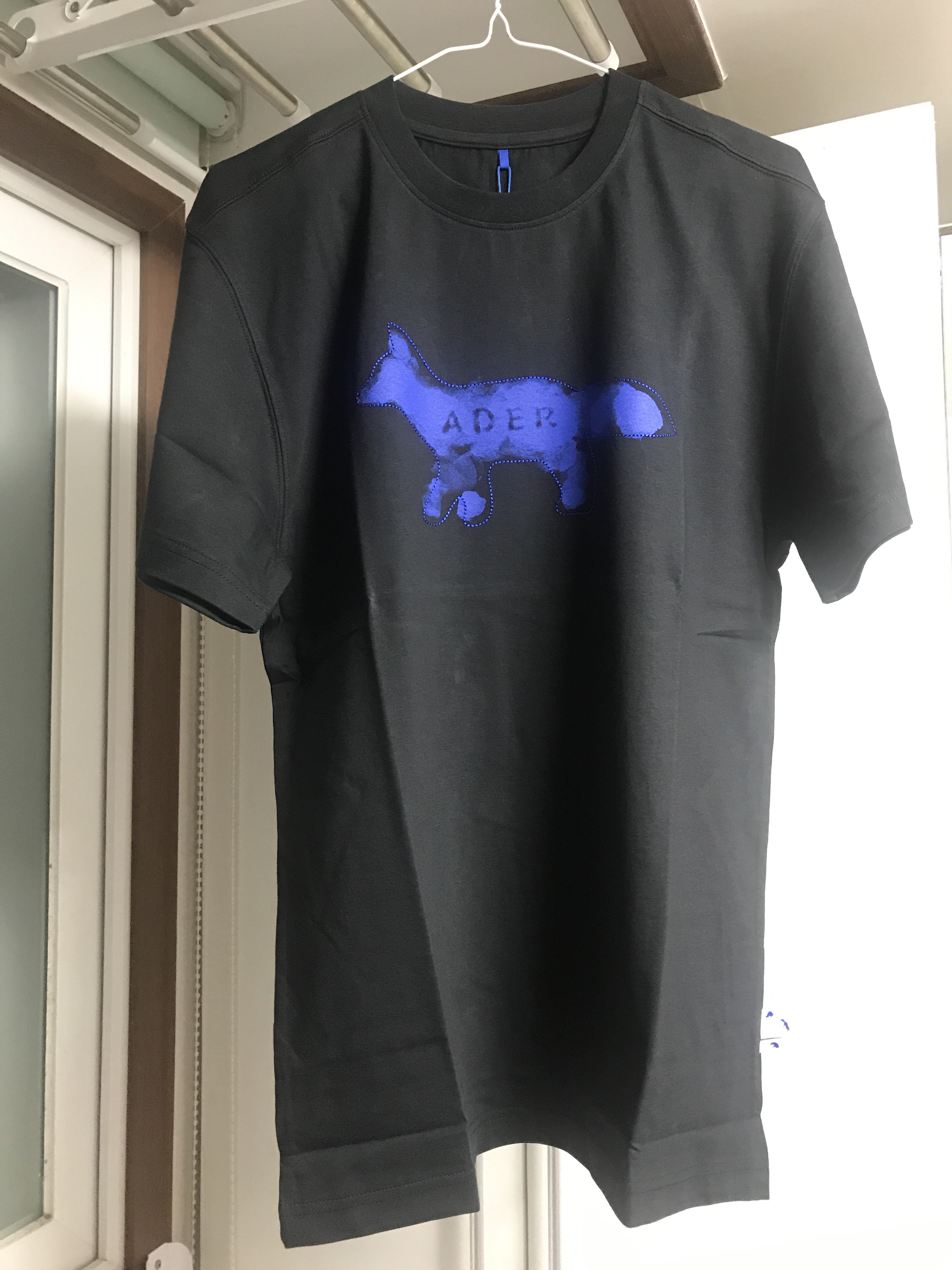 Maison Kitsune x Ader Error Fog Fox T-Shirt Black 착용 스타일 - 3