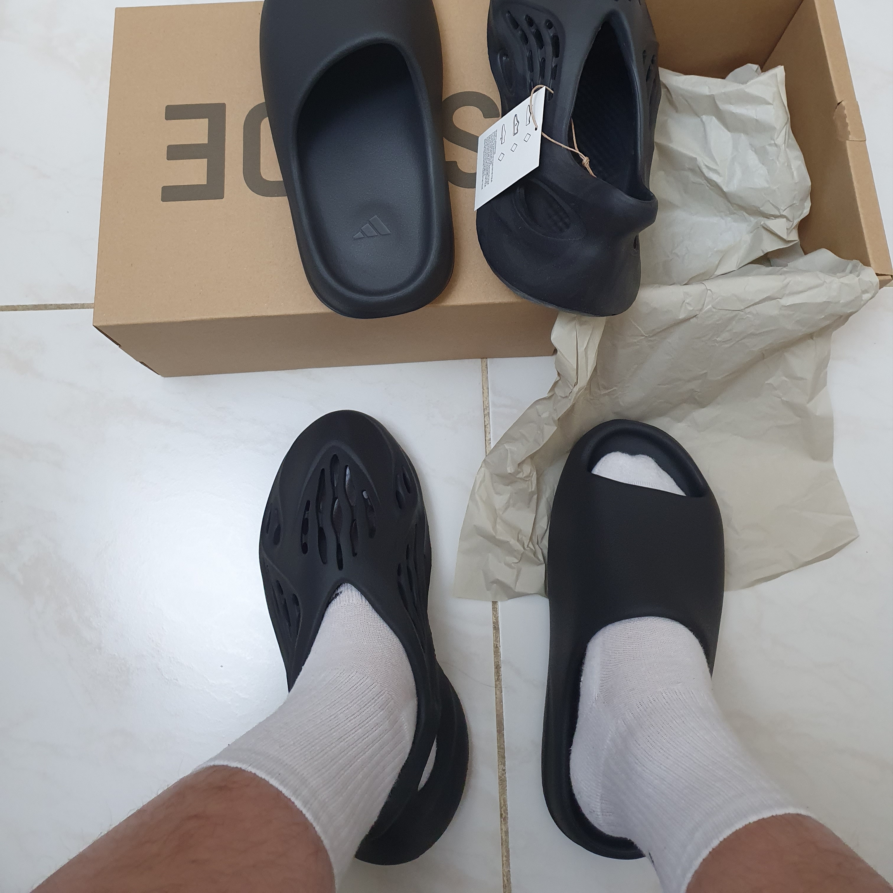 Adidas Yeezy Foam RNNR Onyx, Adidas Yeezy Slide Onyx 착용 스타일 - 3