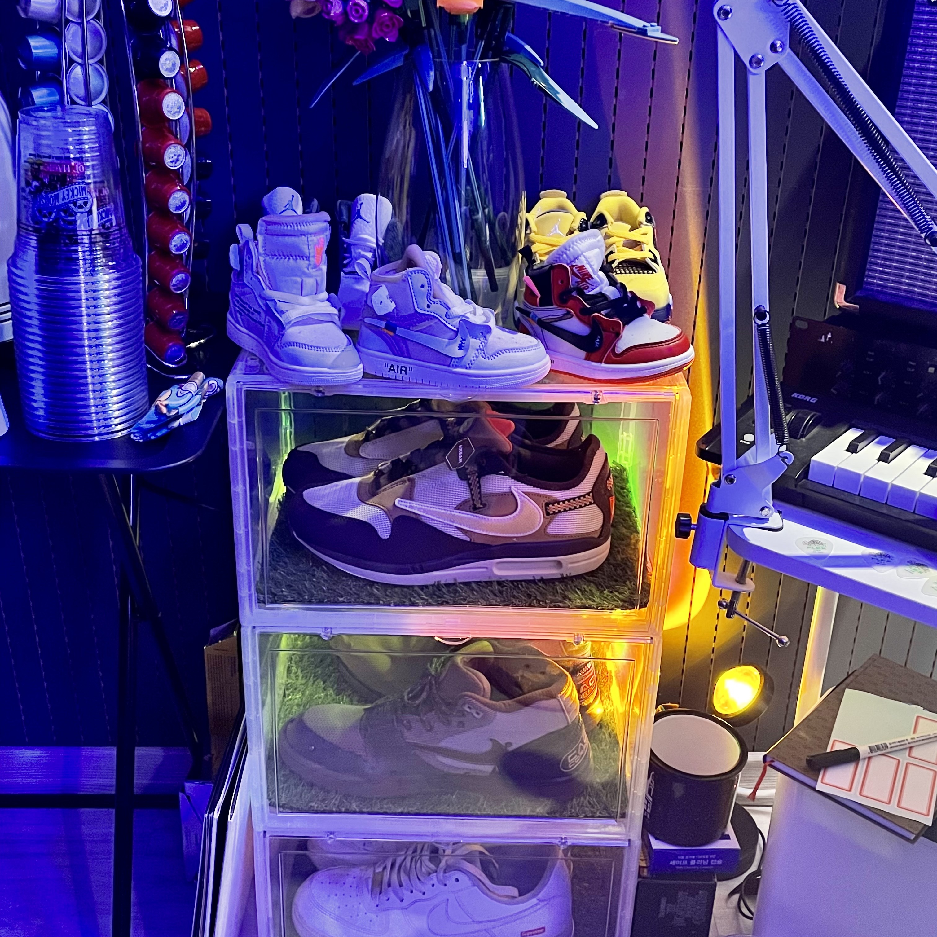 Nike x Supreme Air Force 1 Low White, Nike x Travis Scott Air Max 1 Cact.us Brown 착용 스타일