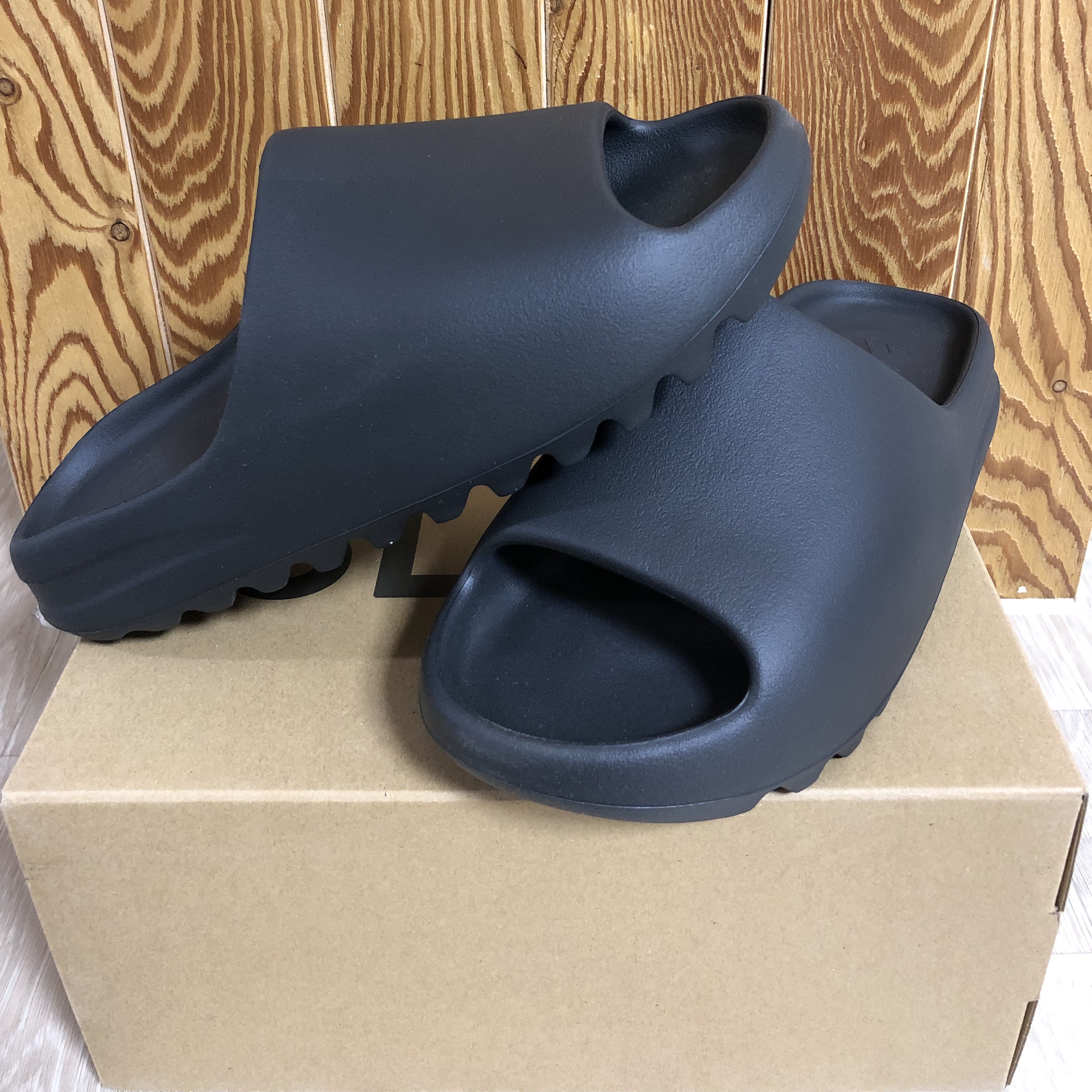 Adidas Yeezy Slide Onyx 착용 스타일