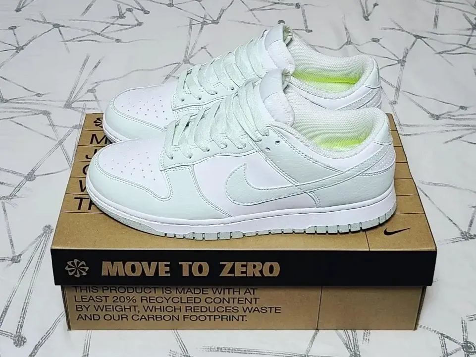(W) Nike Dunk Low Next Nature Barely Green and White 착용 스타일 - 2