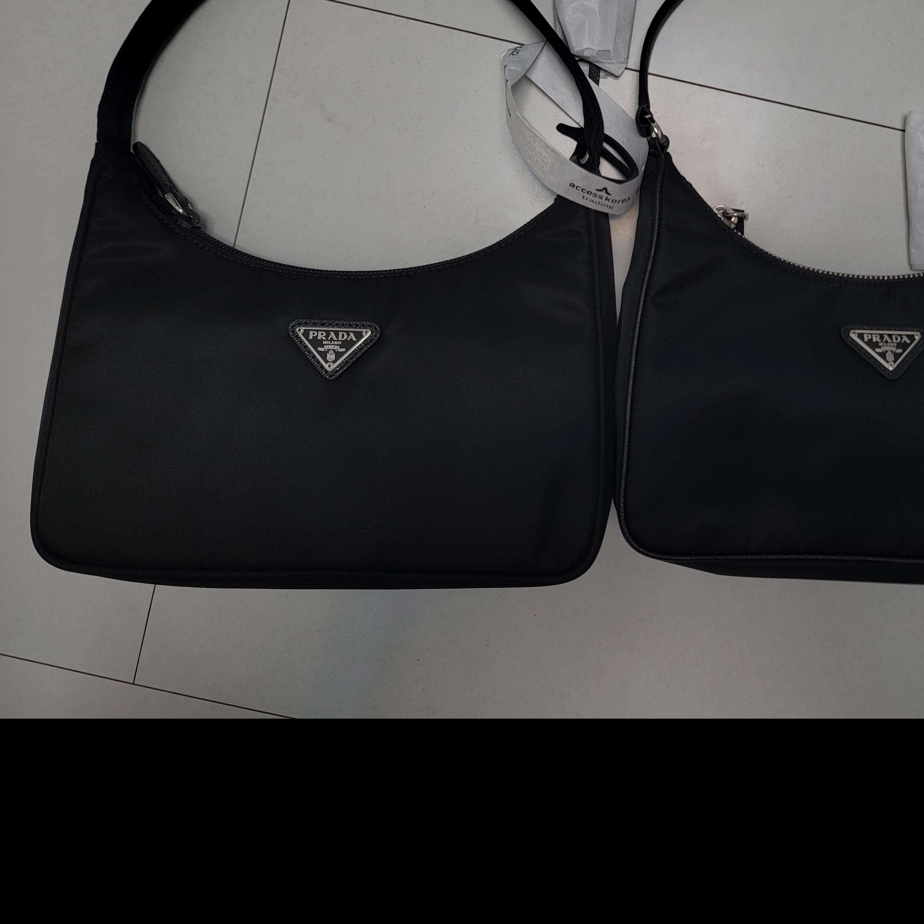 Prada Re-Edition 2000 Re-Nylon Mini Shoulder Bag Black, Prada Re-Edition 2005 Re-Nylon Mini Hobo Bag Black 착용 스타일 - 1