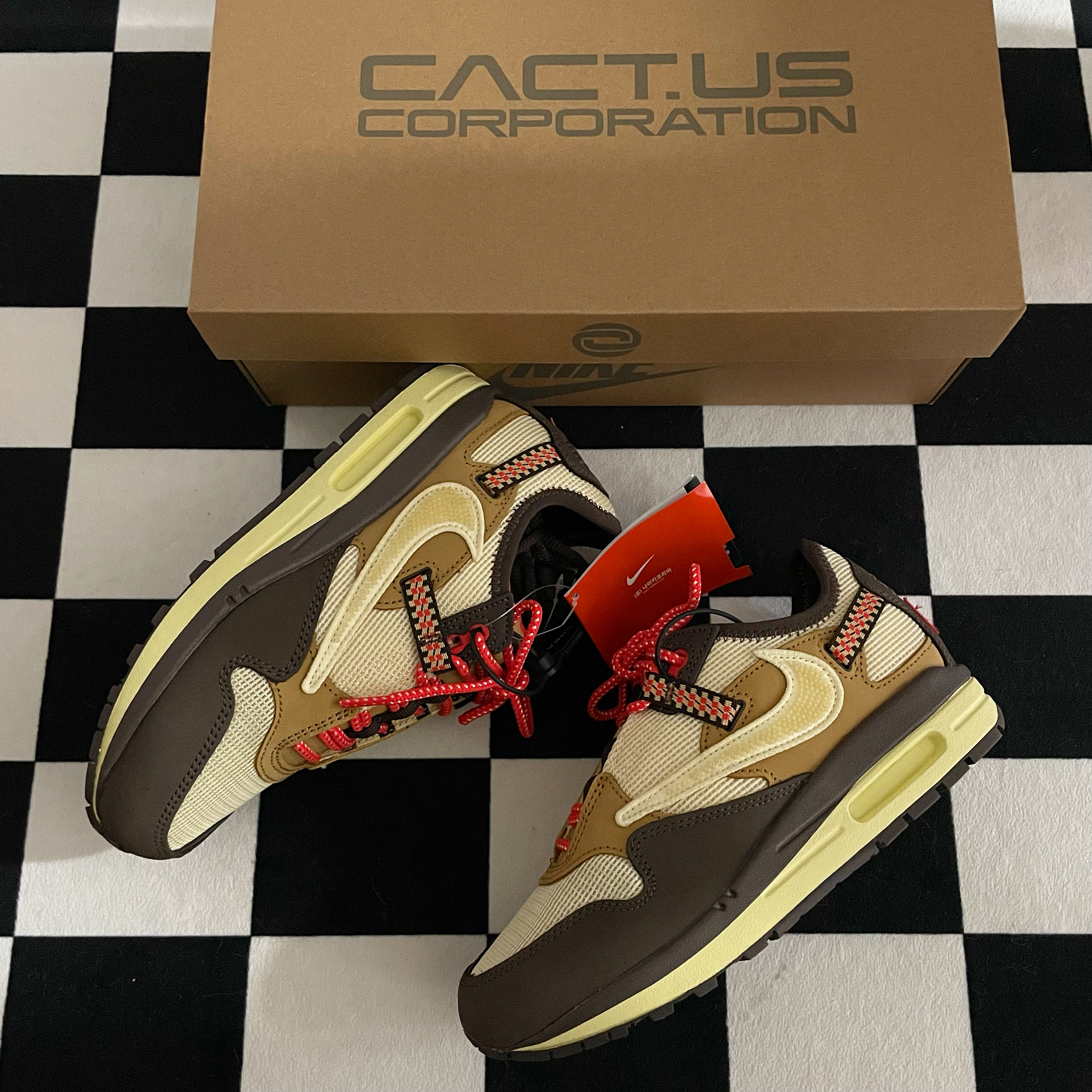 Nike x Travis Scott Air Max 1 Cact.us Brown 착용 스타일