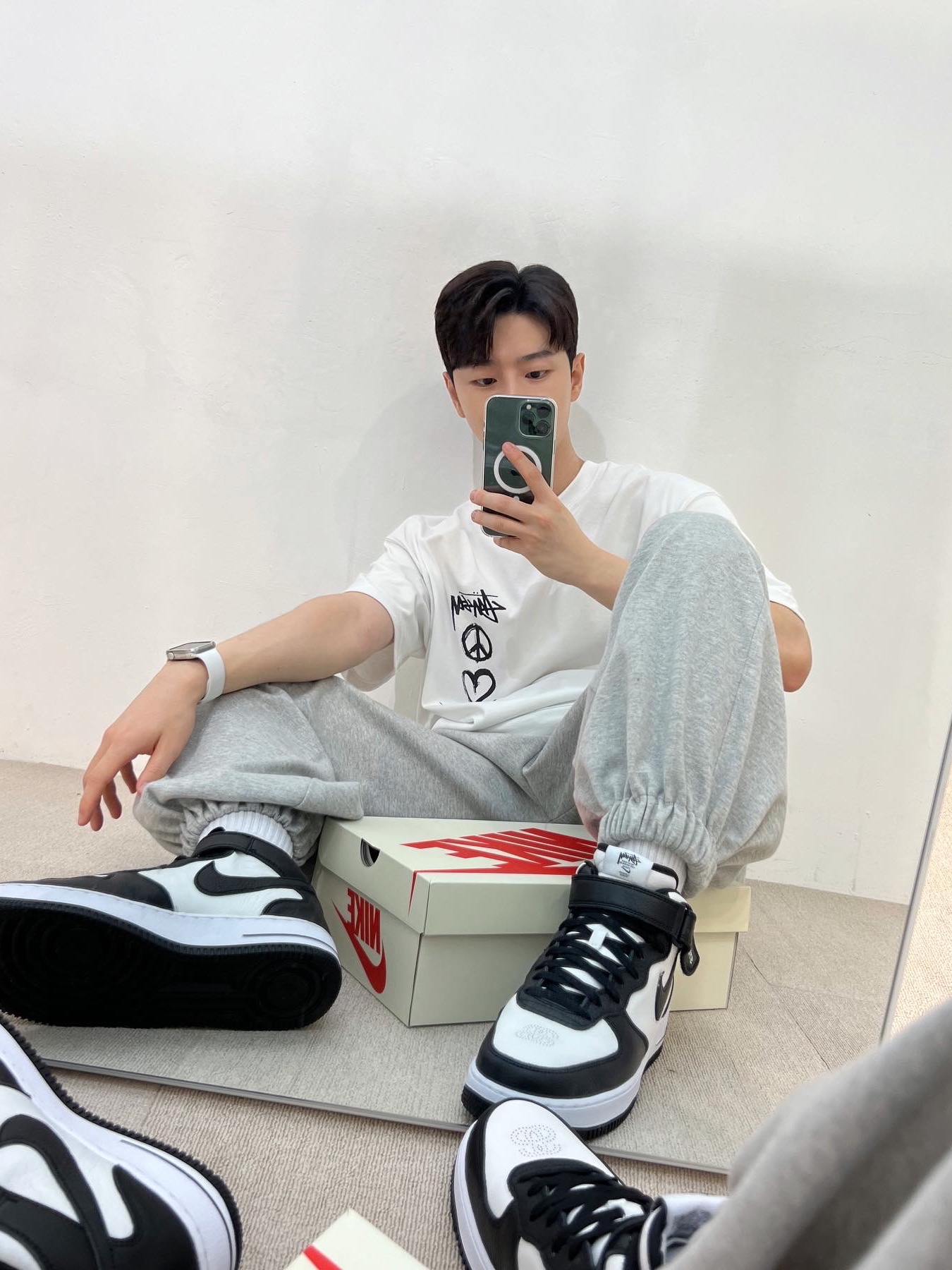 Nike x Stussy Air Force 1 '07 Mid SP Black and Light Bone, Nike x Stussy NRG RA T-Shirt Summit White (DM4942-121) 착용 스타일 - 2