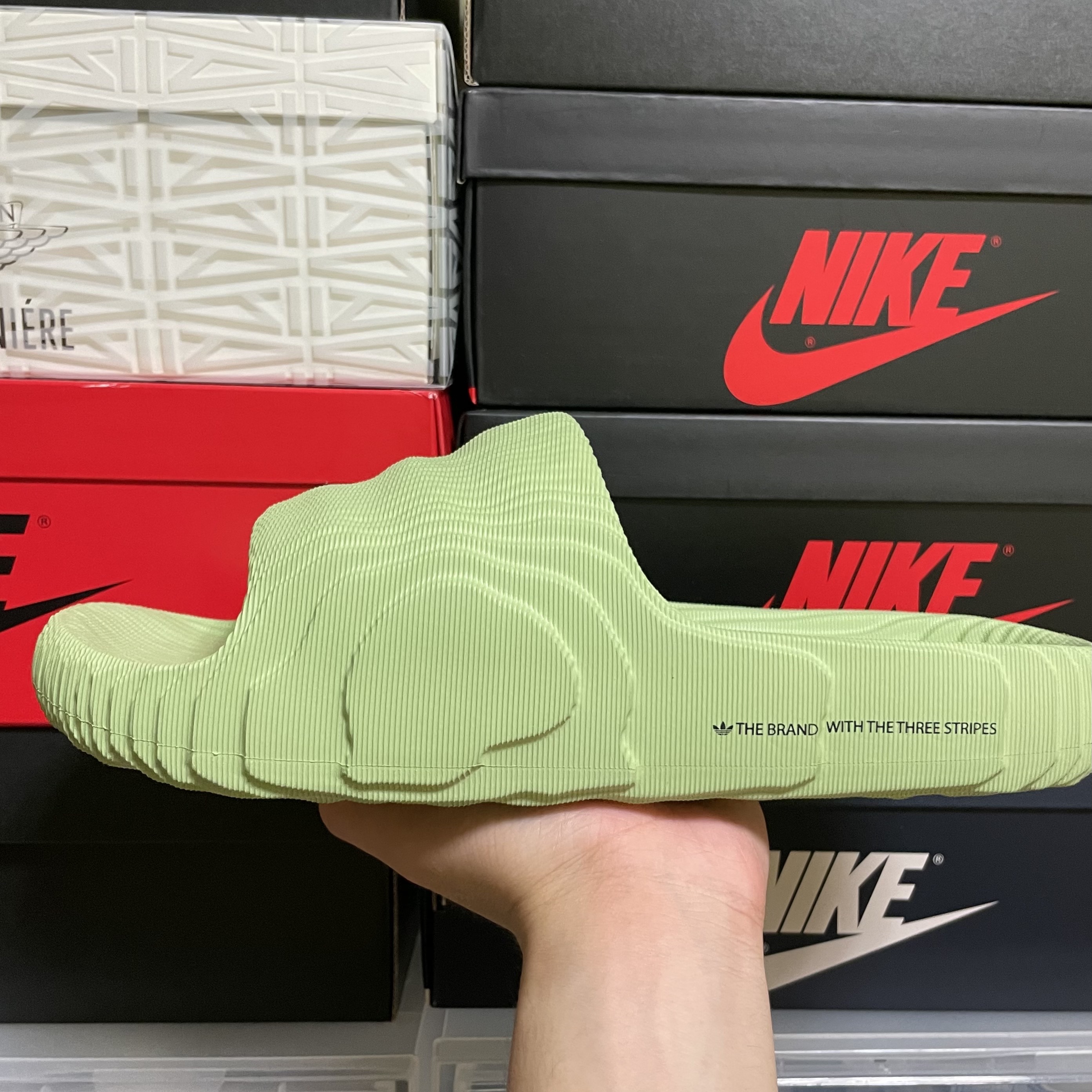 Adidas Adilette 22 Magic Lime 착용 스타일