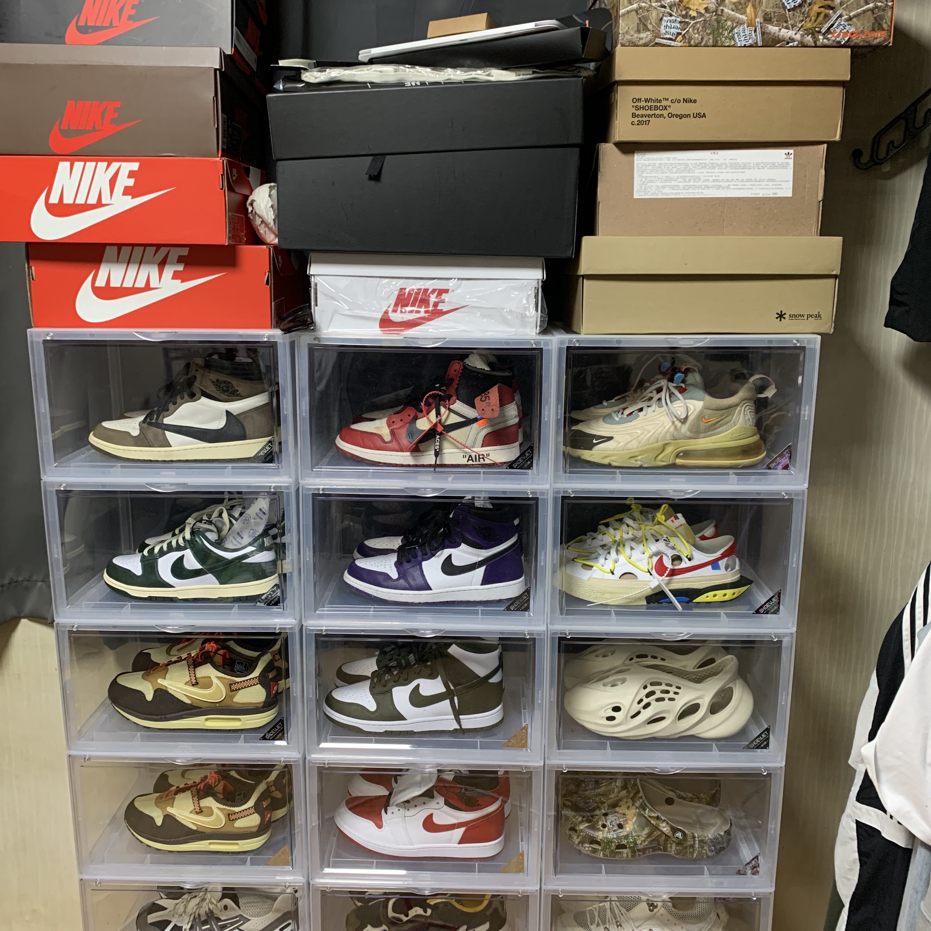 Nike x Travis Scott Air Max 1 Cact.us Brown, Jordan 1 x Off-White Retro High Chicago The Ten 착용 스타일