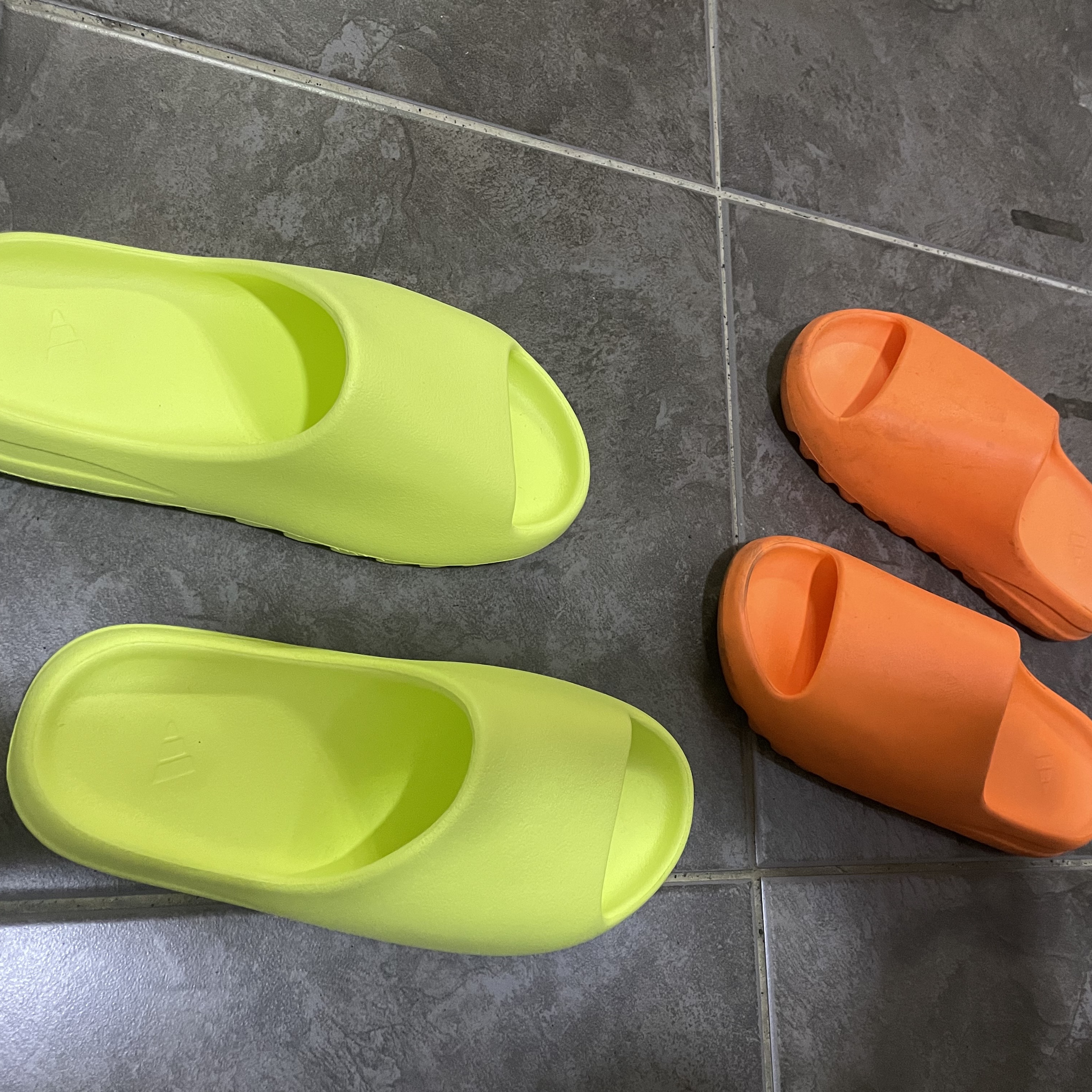 Adidas Yeezy Slide Glow Green 2022/2023, Adidas Yeezy Slide Enflame Orange 착용 스타일