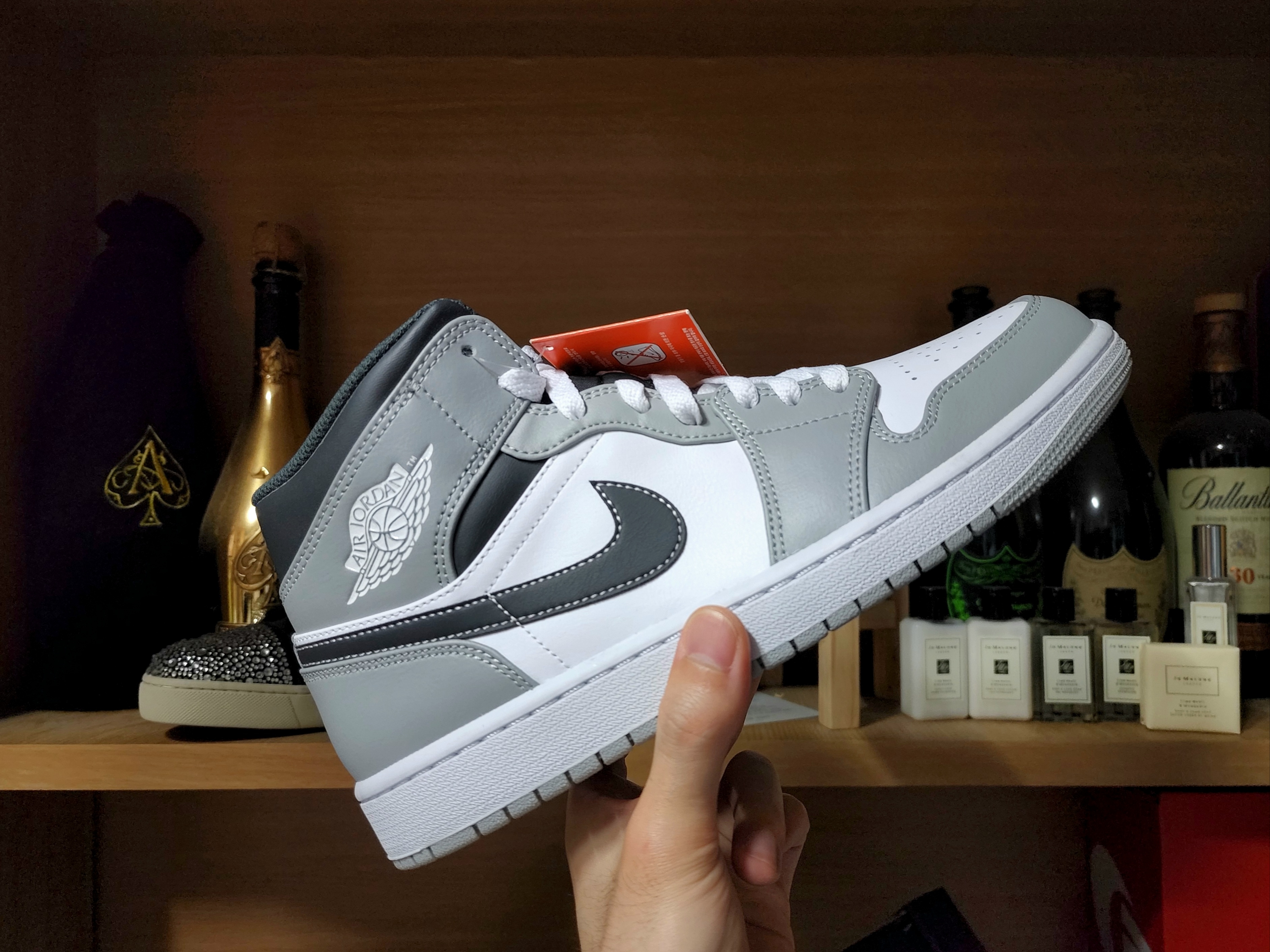 Jordan 1 Mid Light Smoke Grey Anthracite 착용 스타일 - 1