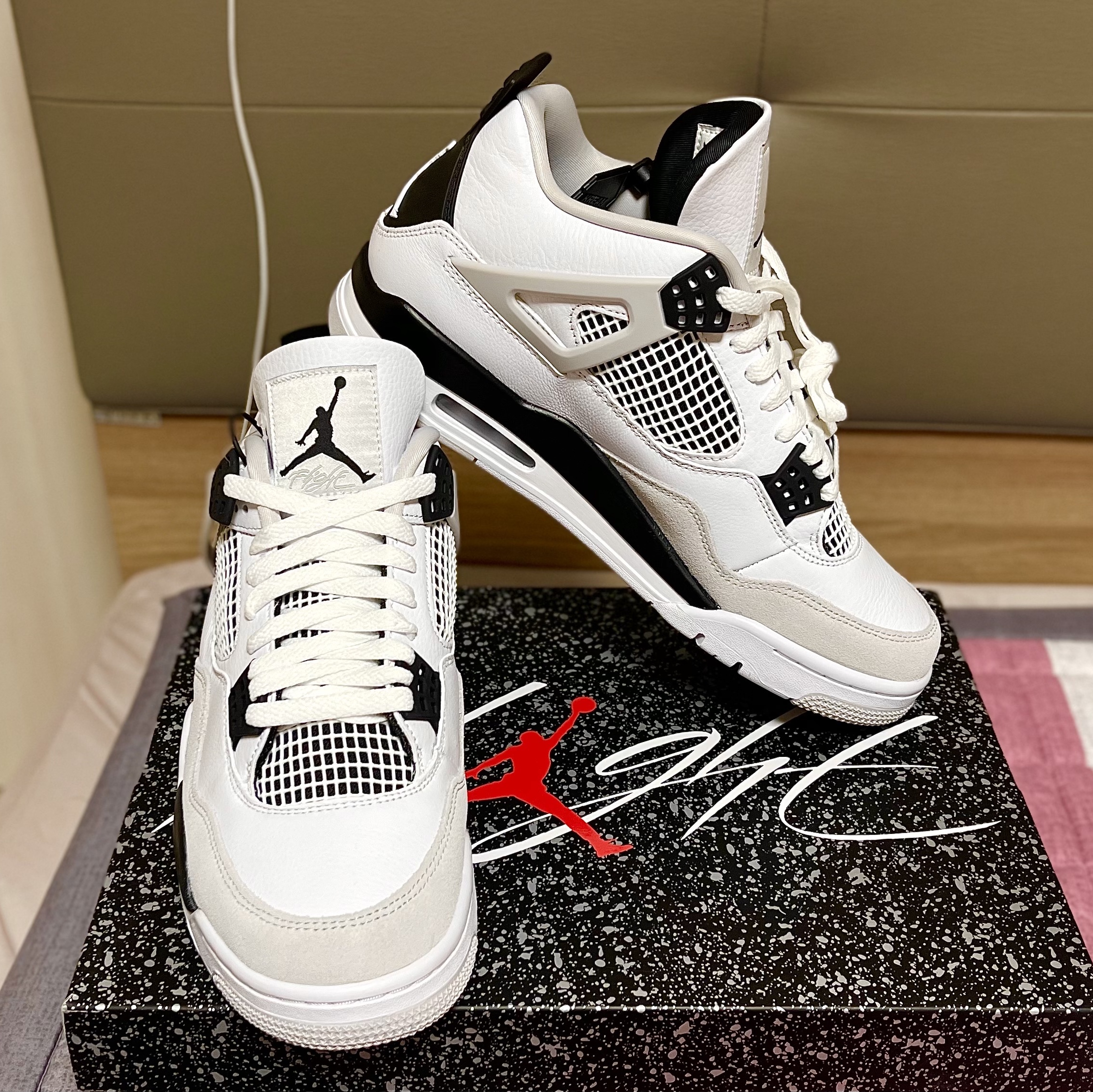 Jordan 4 Retro White and Black 착용 스타일 - 1