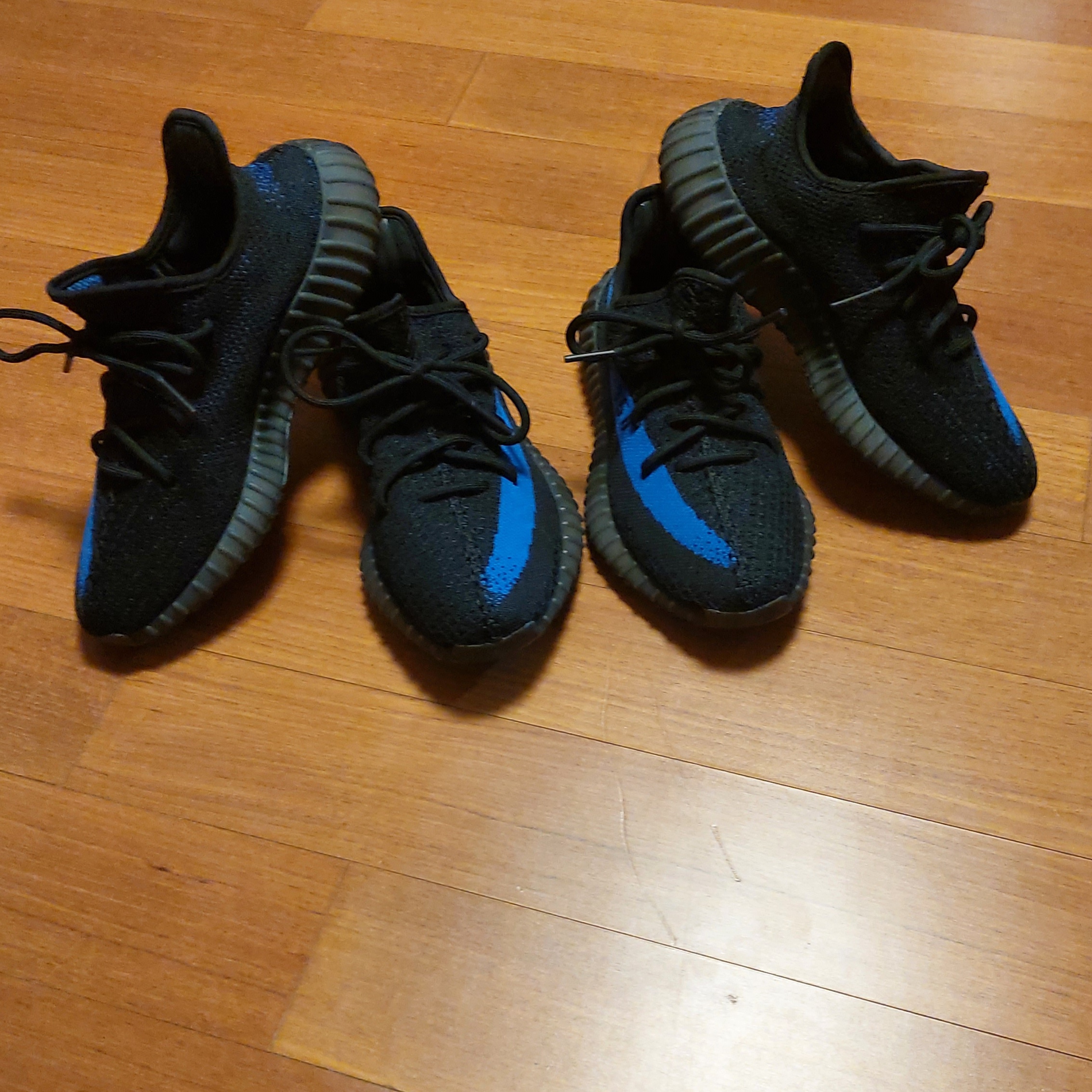 Adidas Yeezy Boost 350 V2 Dazzling Blue 착용 스타일 - 1