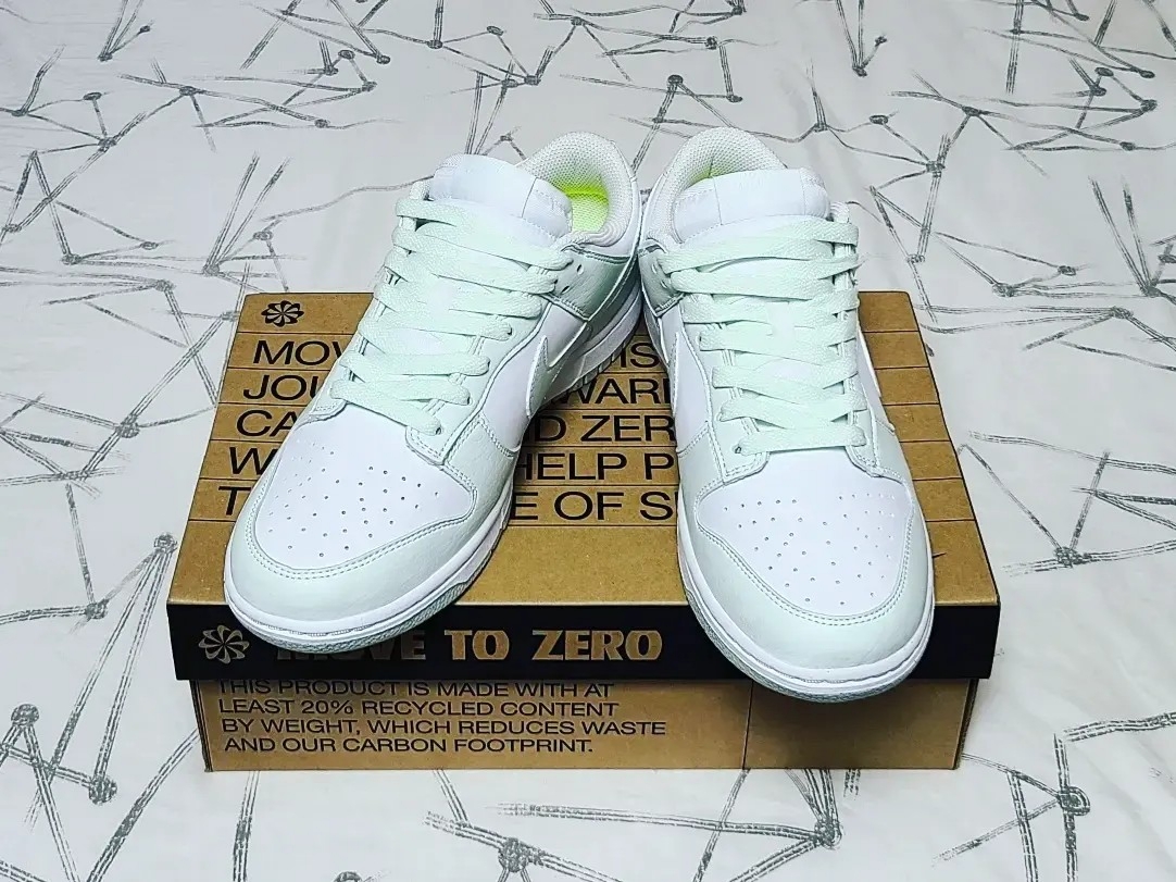 (W) Nike Dunk Low Next Nature Barely Green and White 착용 스타일 - 3