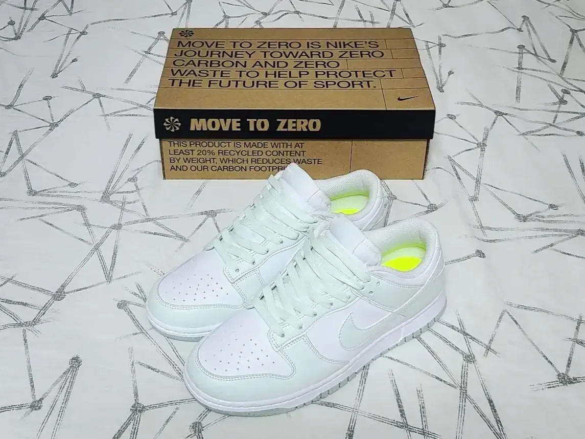 (W) Nike Dunk Low Next Nature Barely Green and White 착용 스타일 - 1