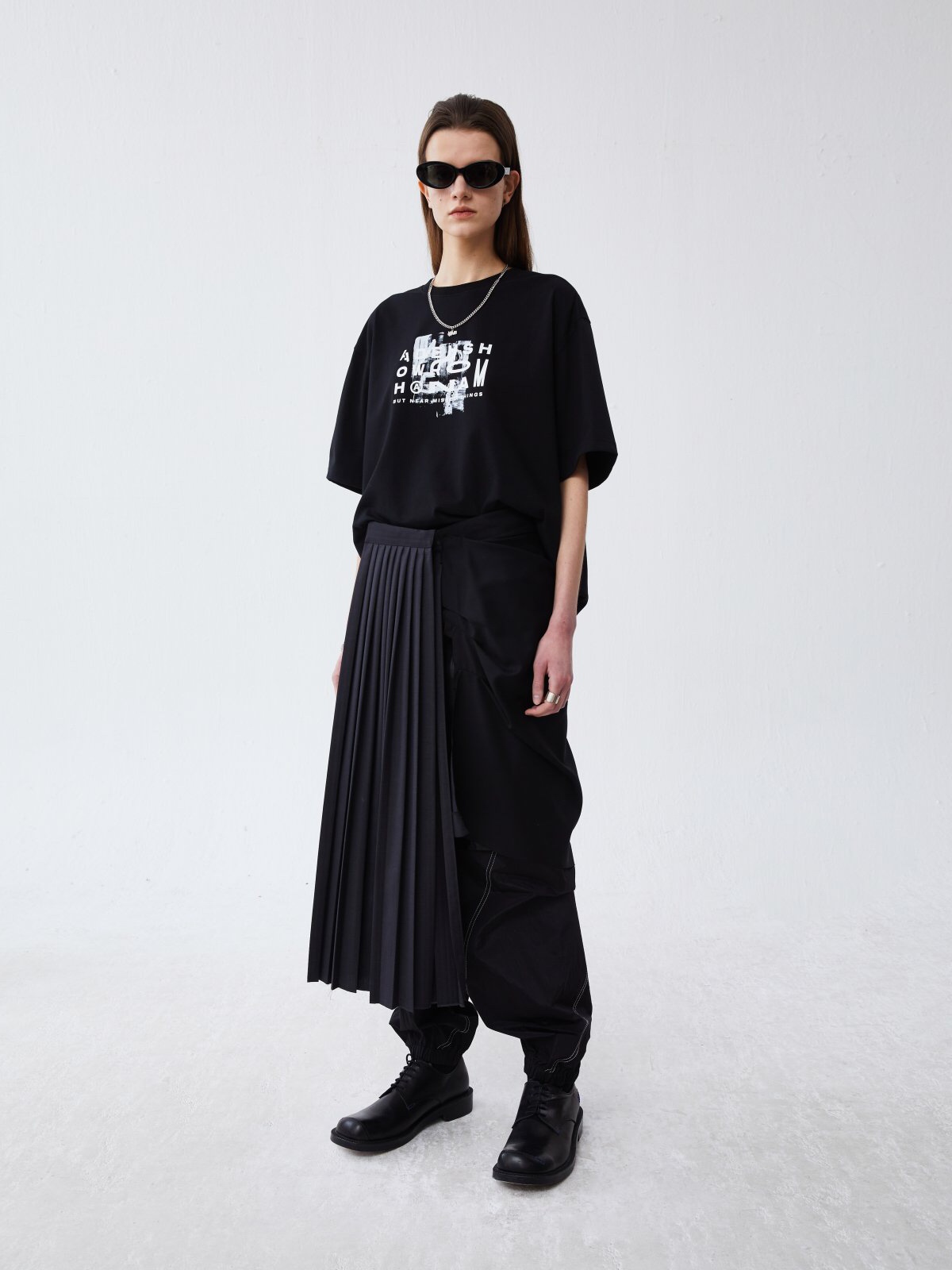 Ader Error Plugshop Hannam T-Shirt Black 착용 스타일 - 1