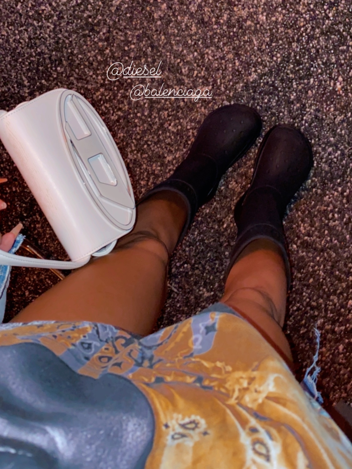 (W) Balenciaga x Crocs Rubber Boot Black 착용 스타일 - 5