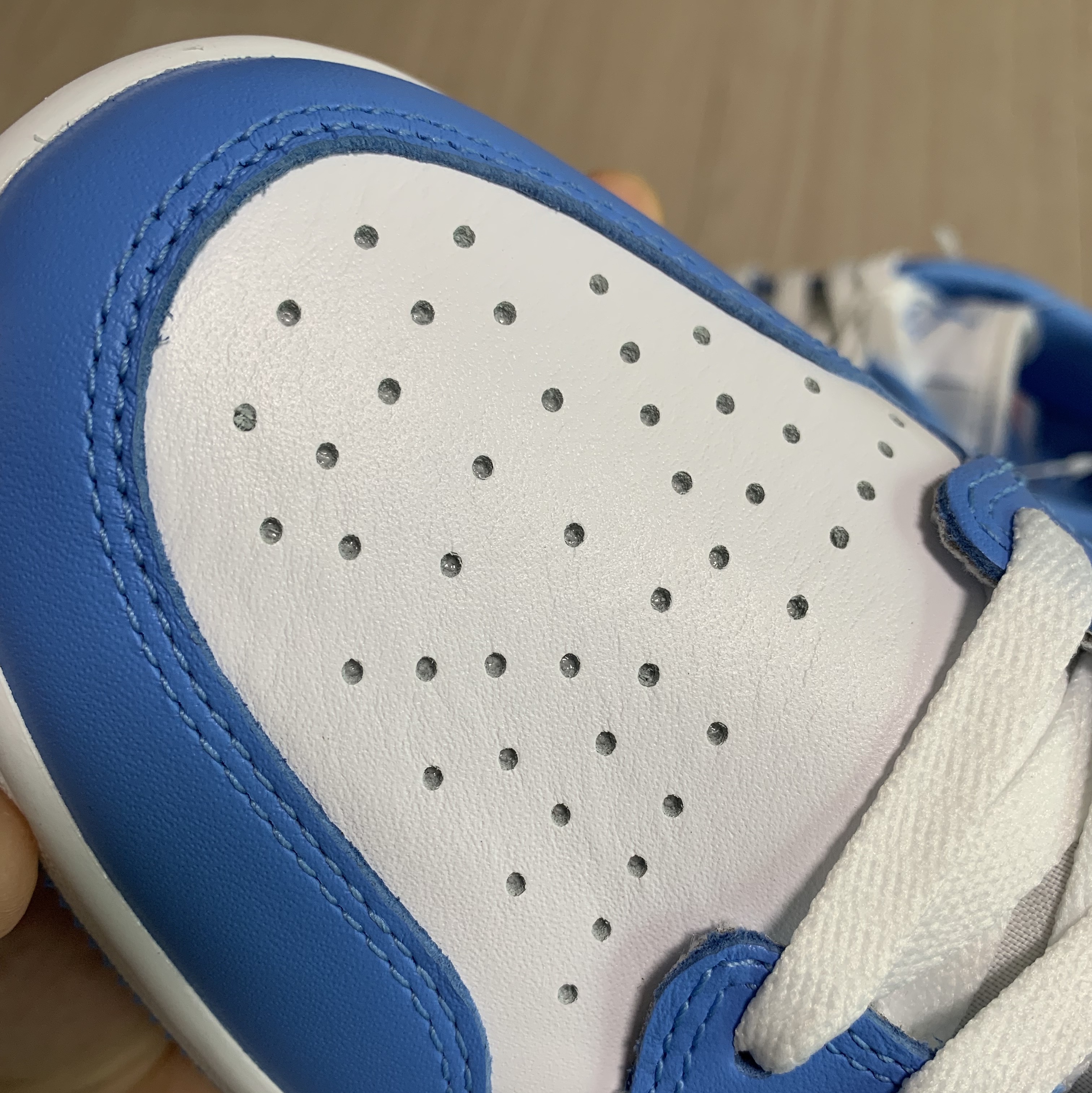 Jordan 1 Low Golf White and University Blue 착용 스타일 - 4