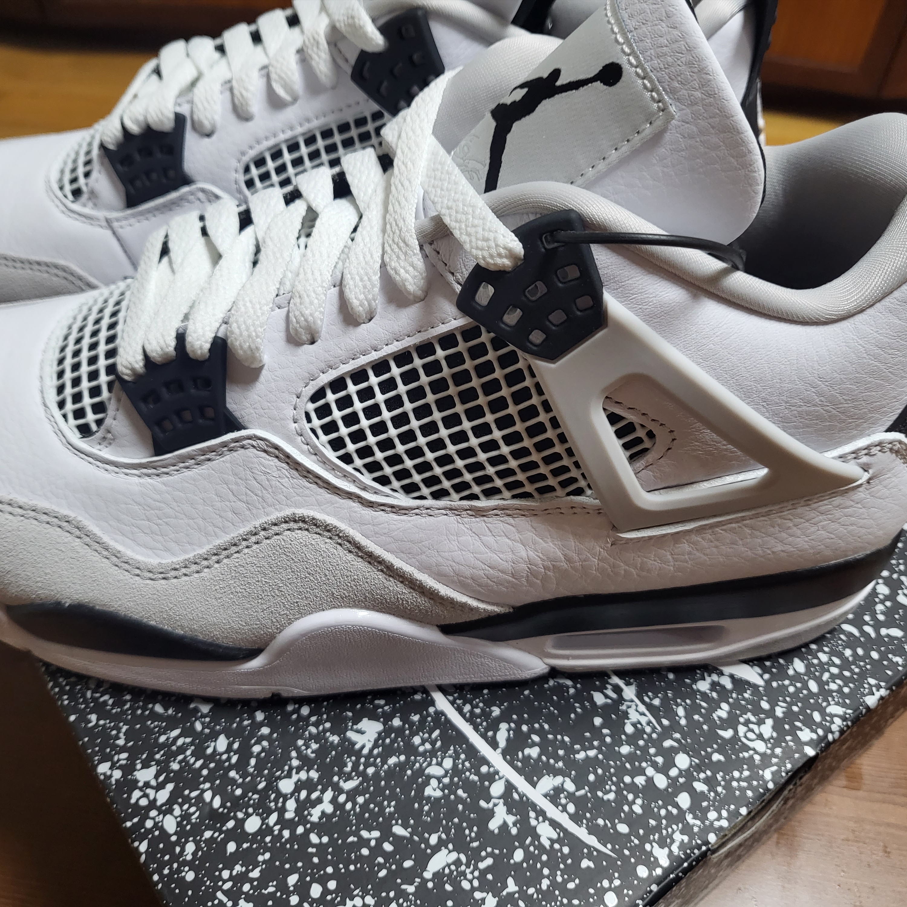 Jordan 4 Retro White and Black 착용 스타일