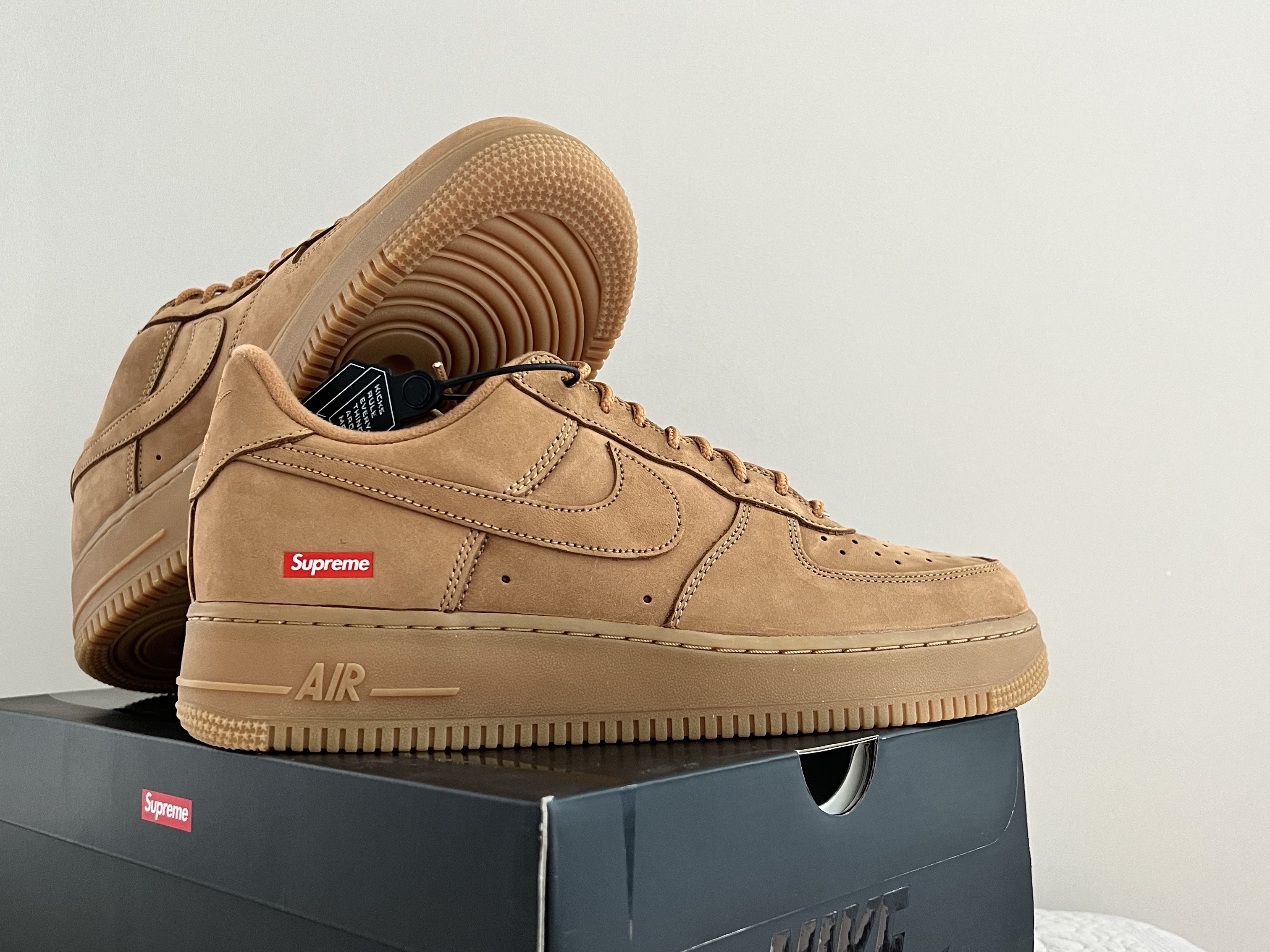 Nike x Supreme Air Force 1 Low Flax 착용 스타일 - 5