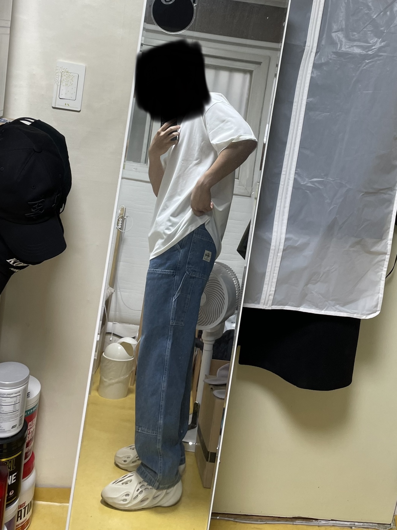 Adidas Yeezy Foam RNNR Sand, Stussy Denim Work Pants Blue 착용 스타일 - 3