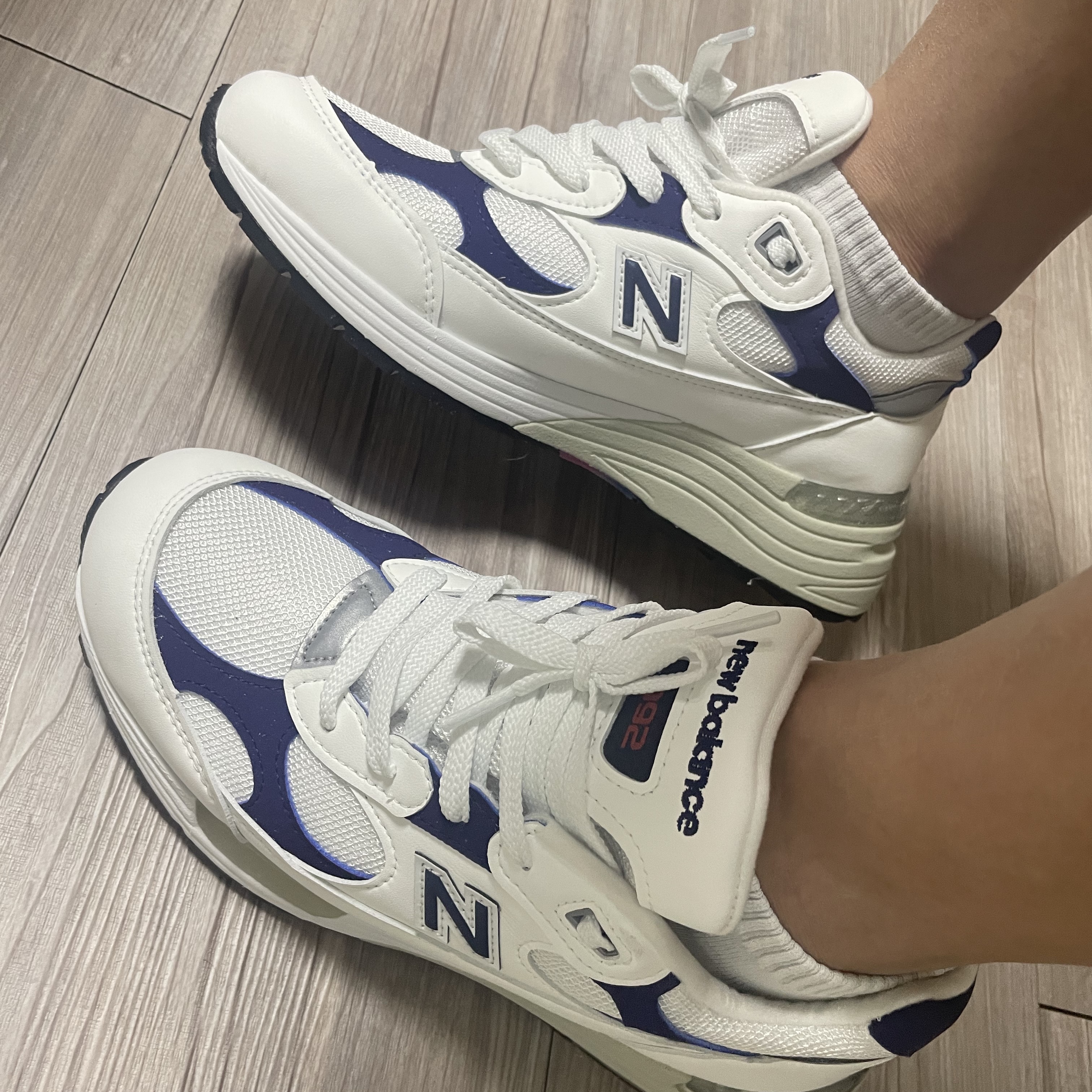 New Balance 992 Made in USA White Navy 착용 스타일