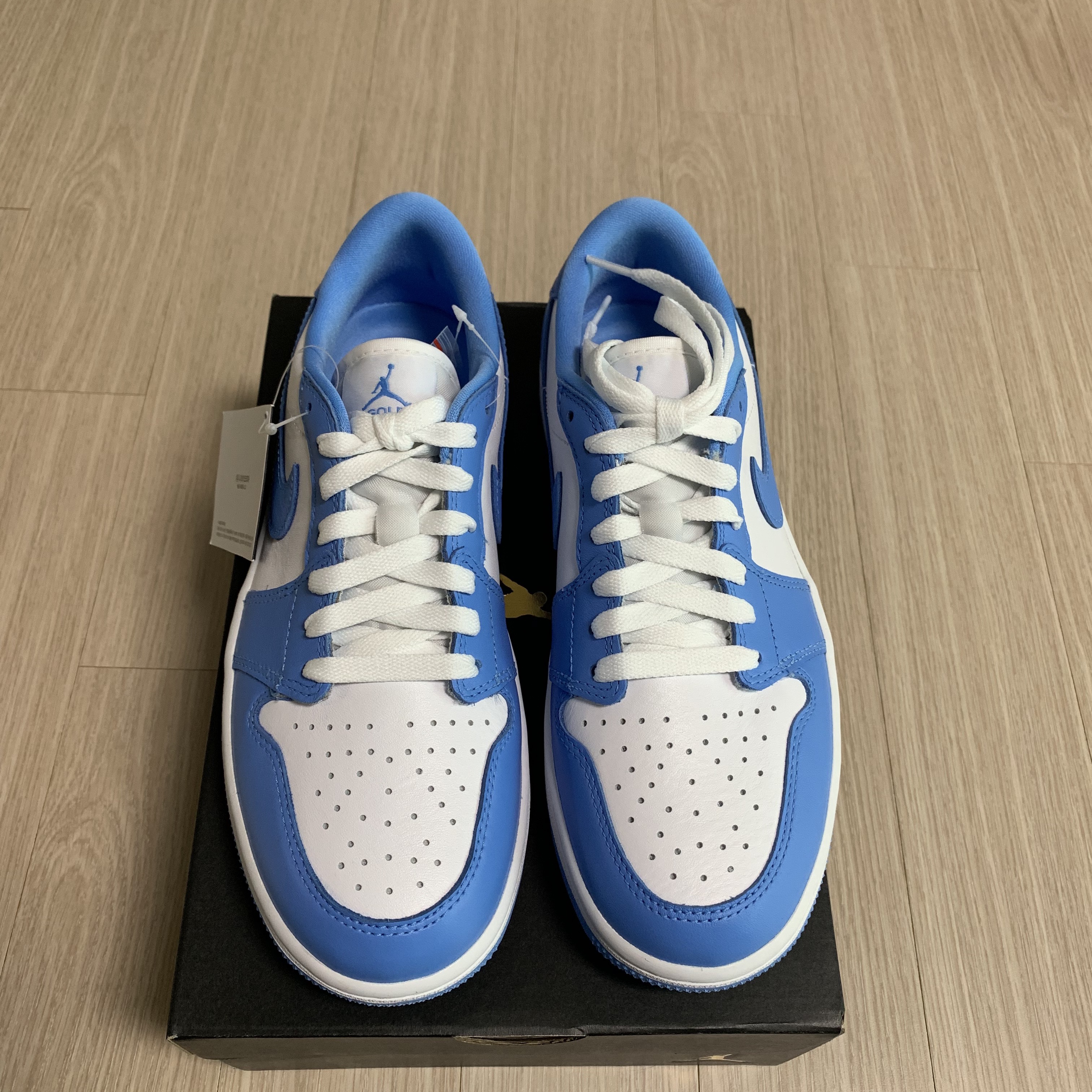 Jordan 1 Low Golf White and University Blue 착용 스타일 - 2