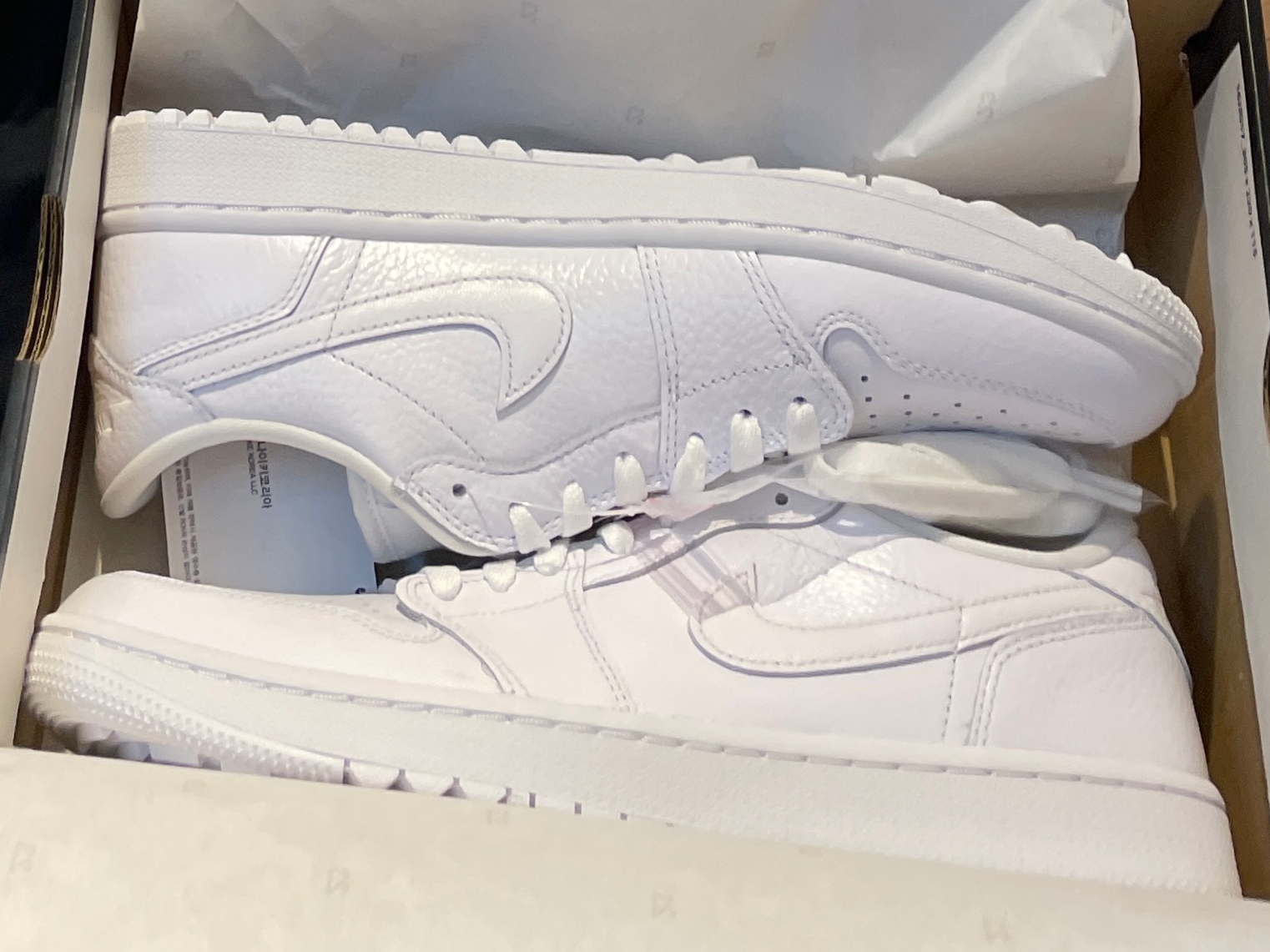 Jordan 1 Low Golf Triple White 착용 스타일 - 3
