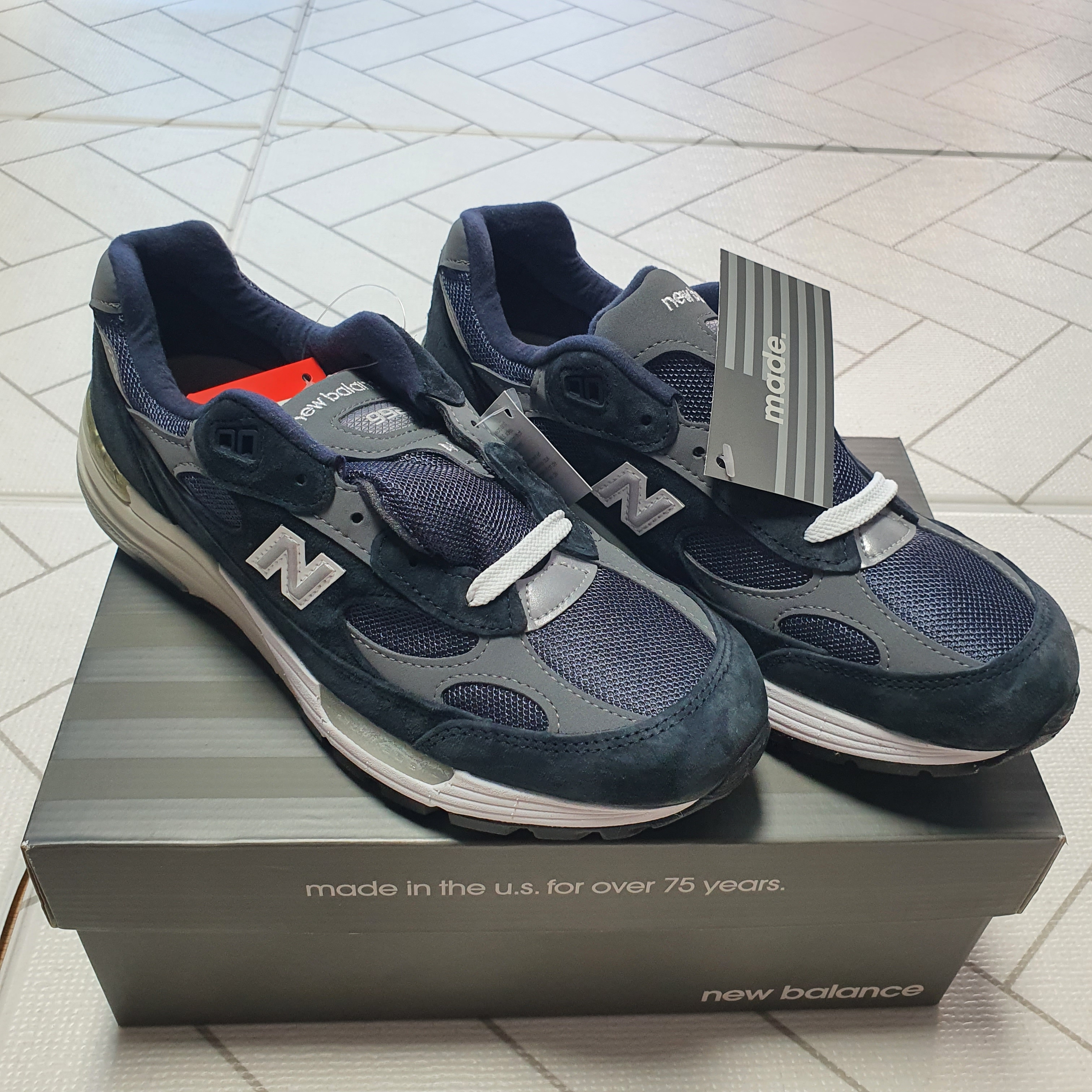 New Balance 992 Made in USA Grey - D Standard, New Balance 992 Made in USA Navy 착용 스타일 - 2